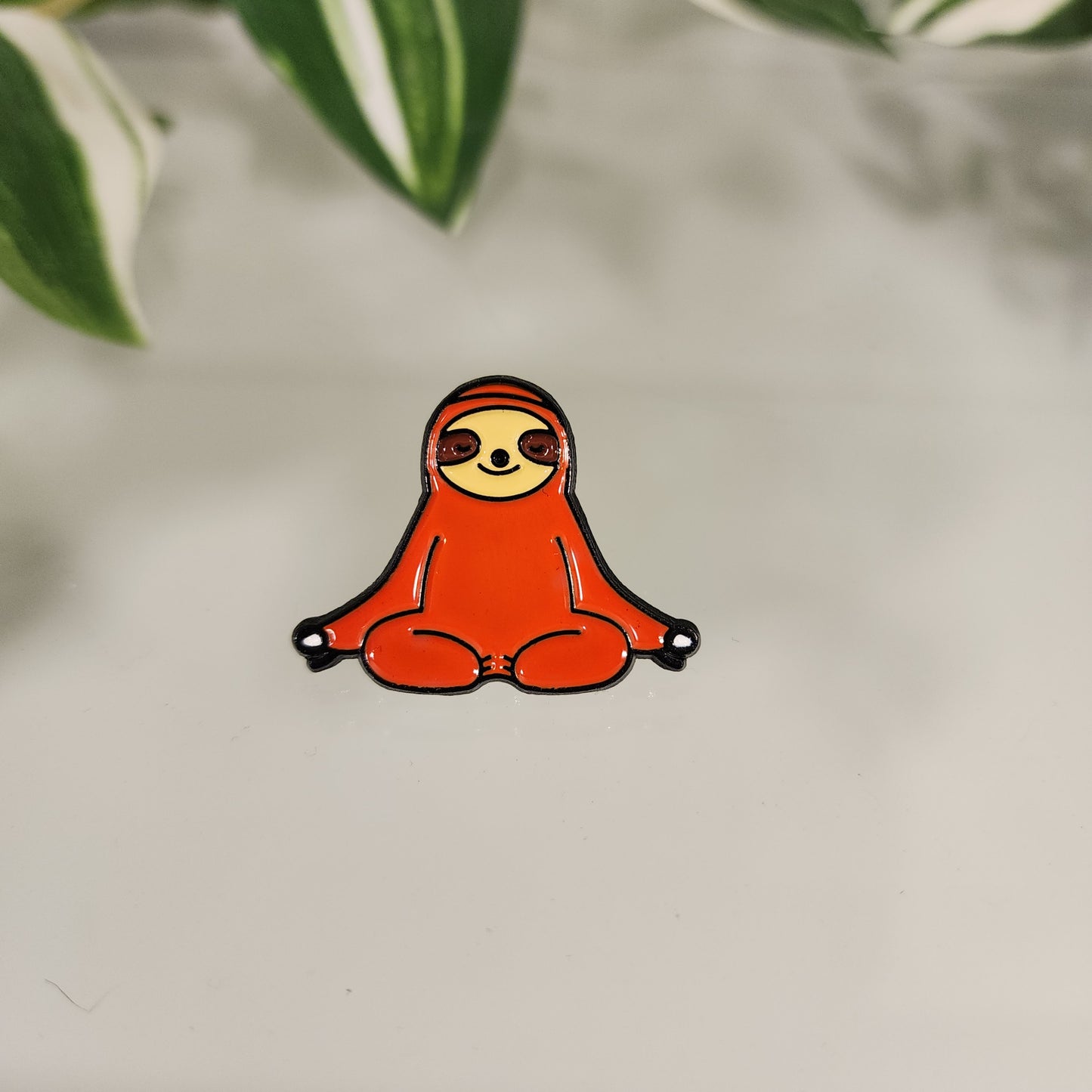 Pin Perezoso Meditando