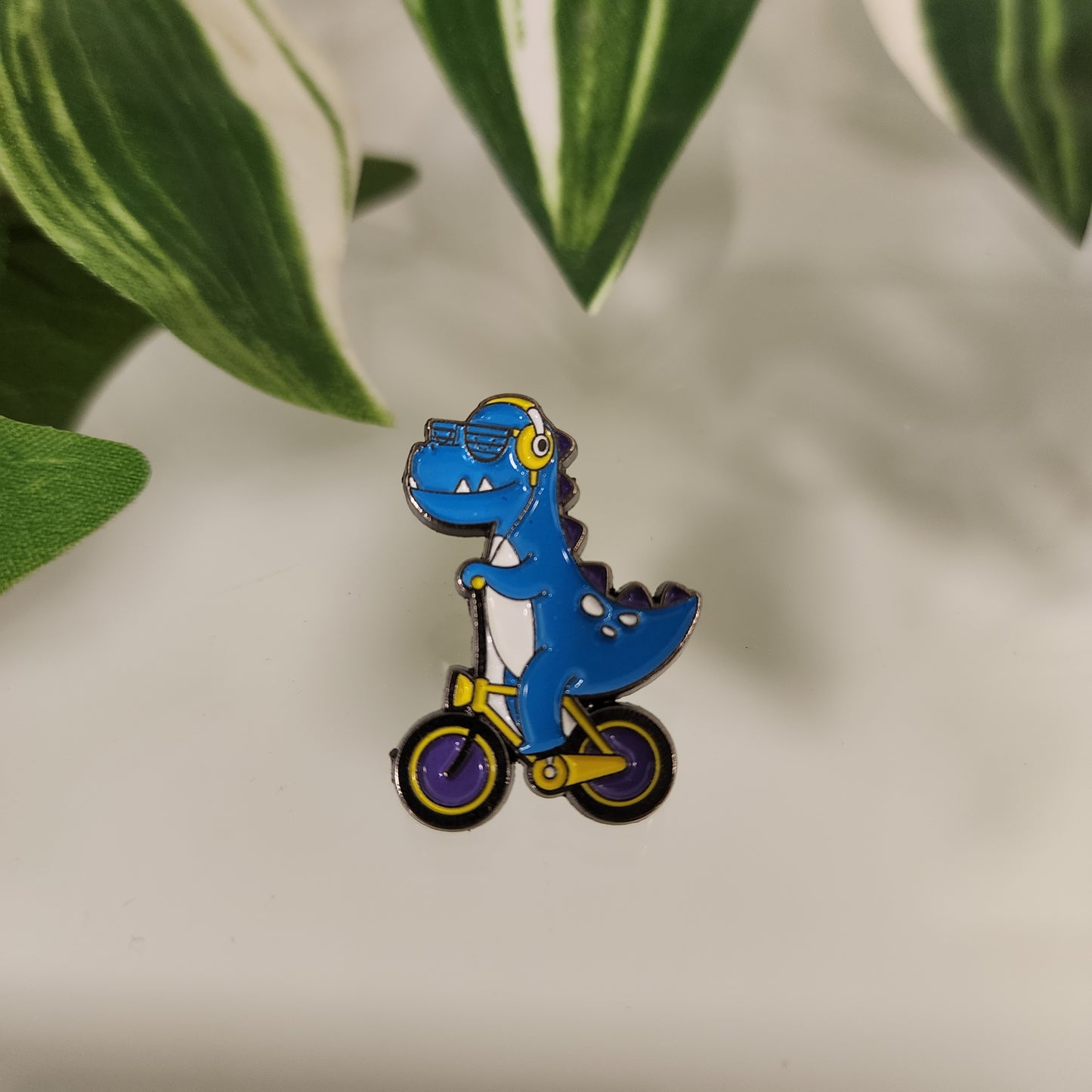 Pin Dino En Bici