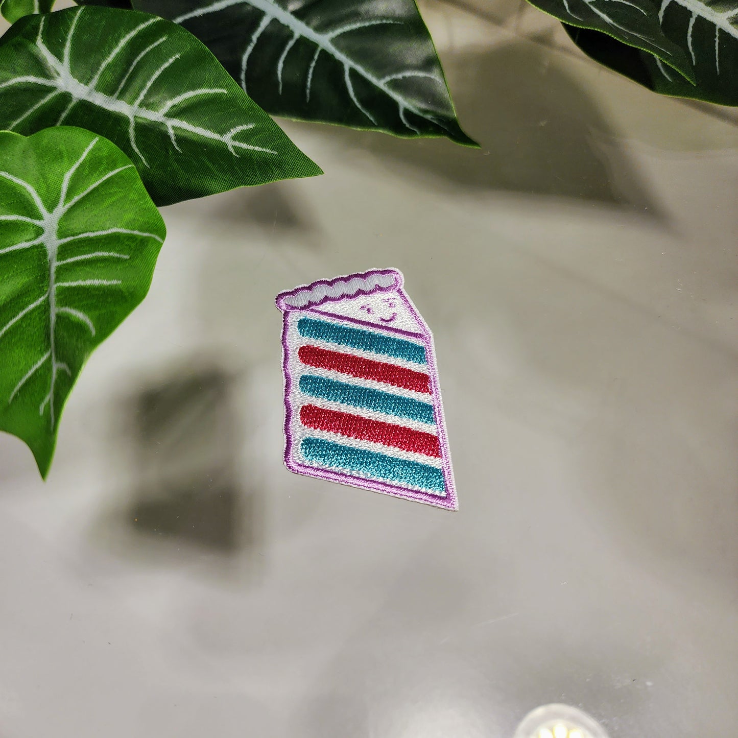 Parche bordado “Pastelito feliz”