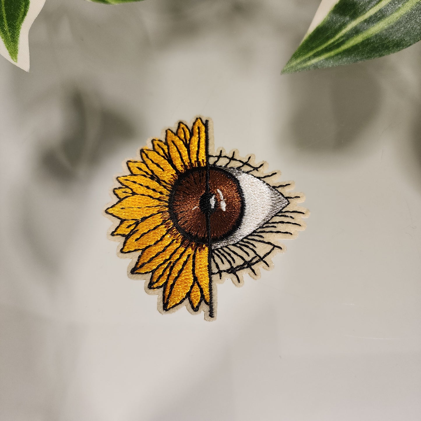 Parche bordado “Ojo girasol”