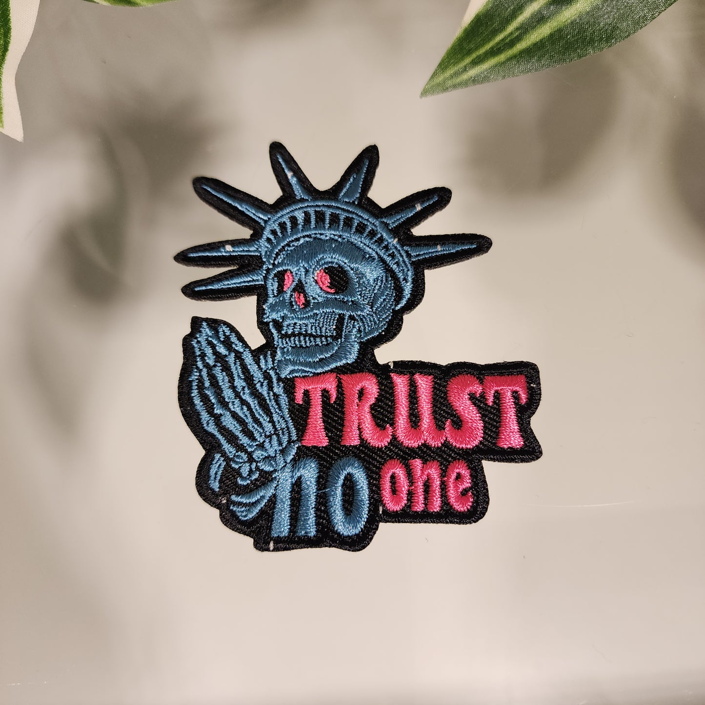 Parche bordado “Trust No One”