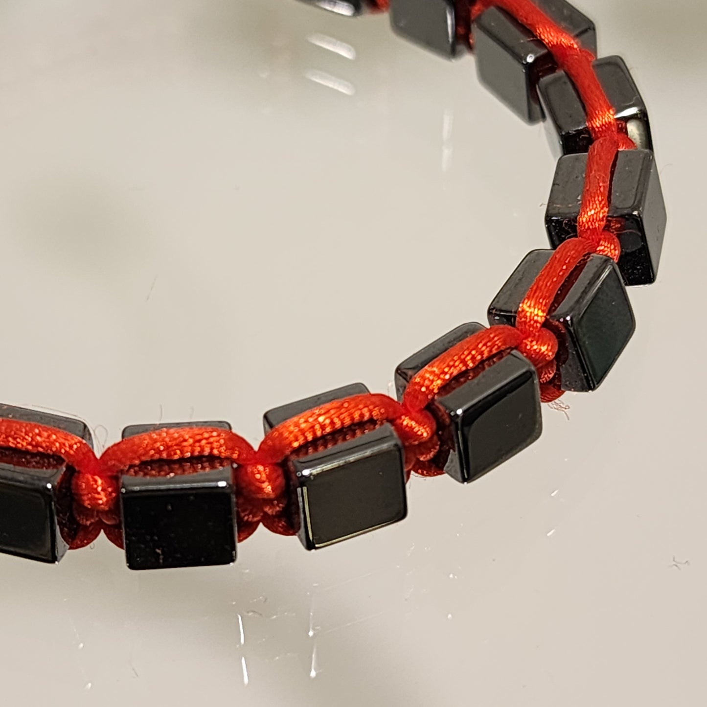 Pulsera Hematita cuadrada roja