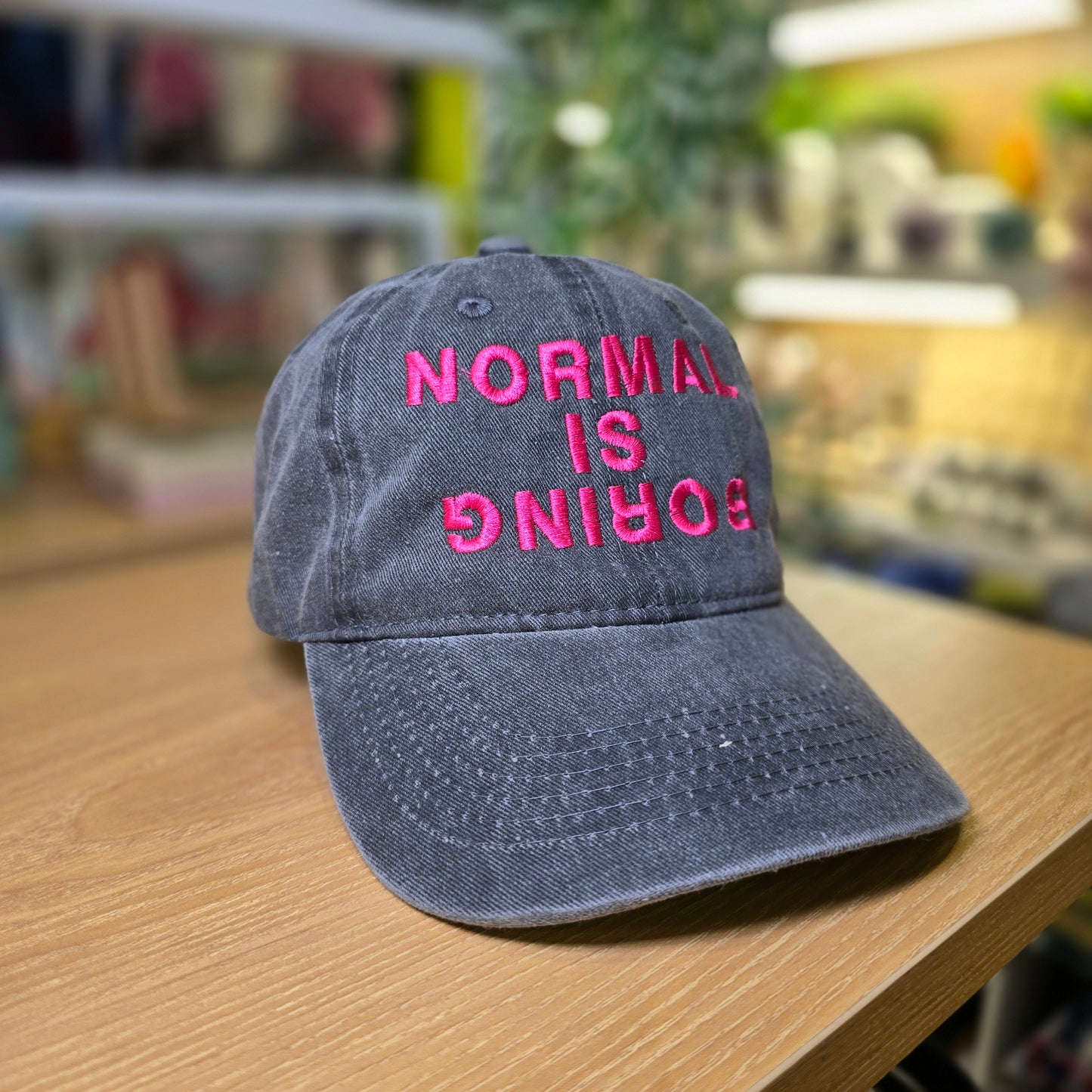 Gorra "Normal is Boring" Gris con Rosa