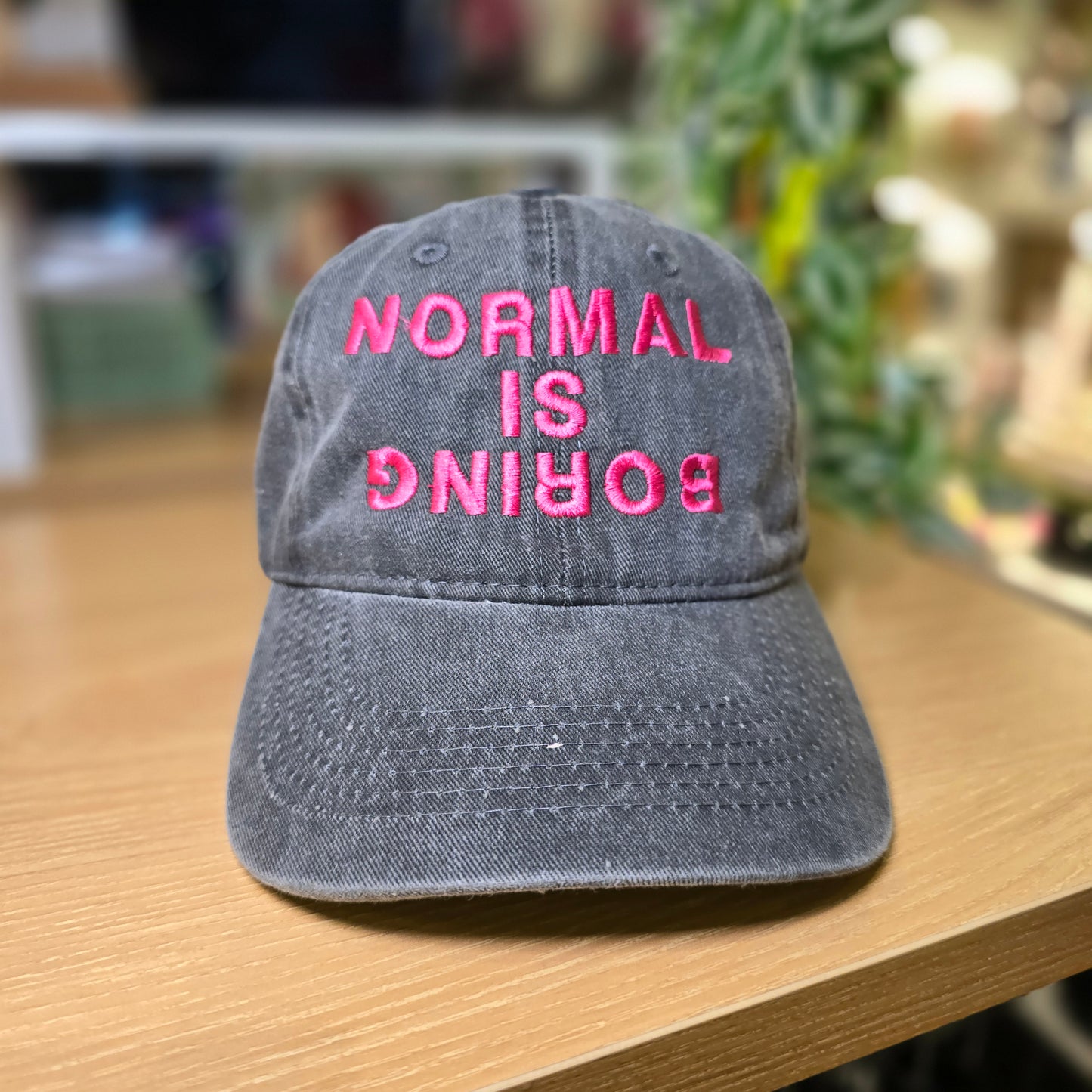 Gorra "Normal is Boring" Gris con Rosa