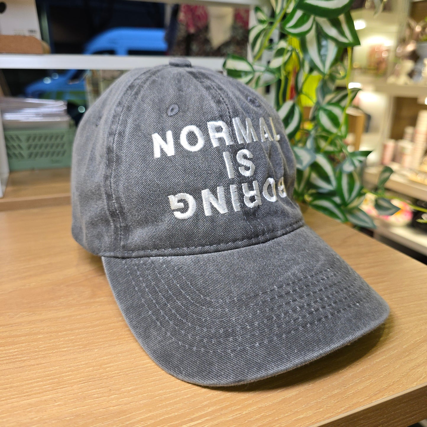Gorra "Normal is Boring" Gris con Blanco