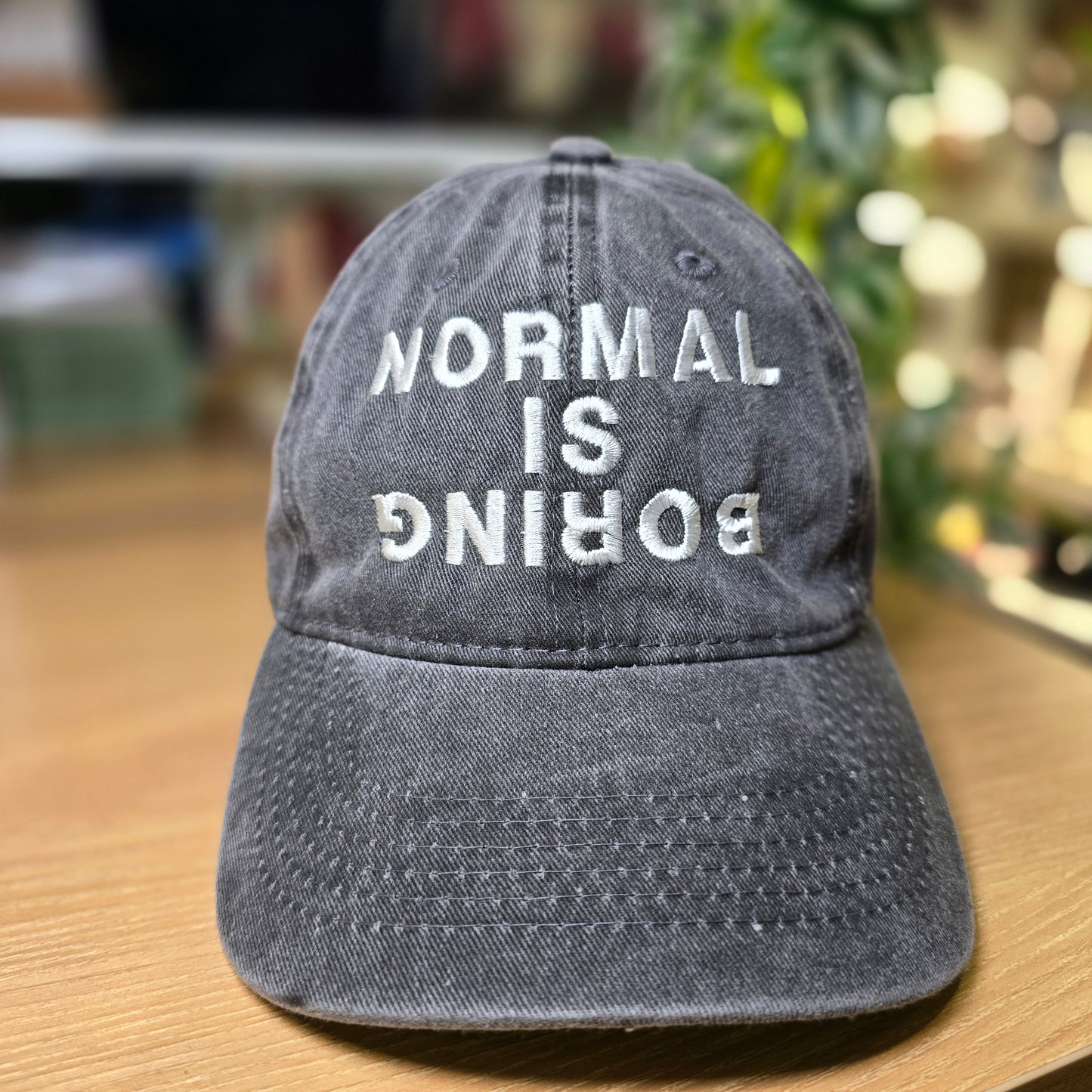 Gorra "Normal is Boring" Gris con Blanco