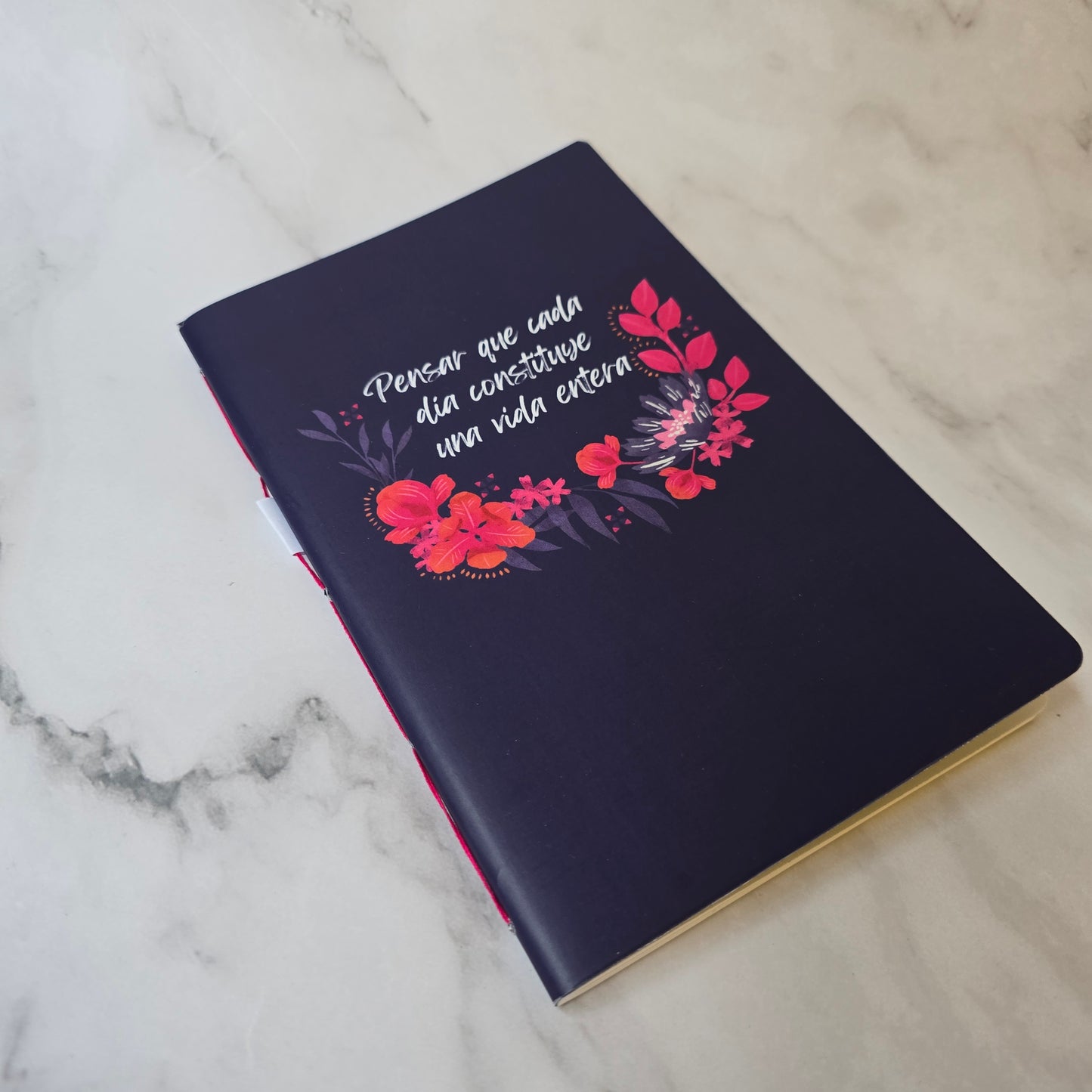 Libreta Delgada "Pensar Que Cada Dia Constituye Una Vida Entera"