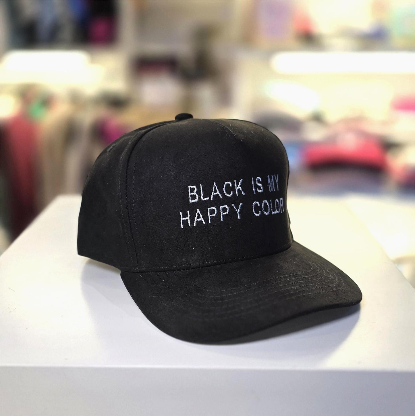 Gorra de gamuza "Black Is My Happy Color"