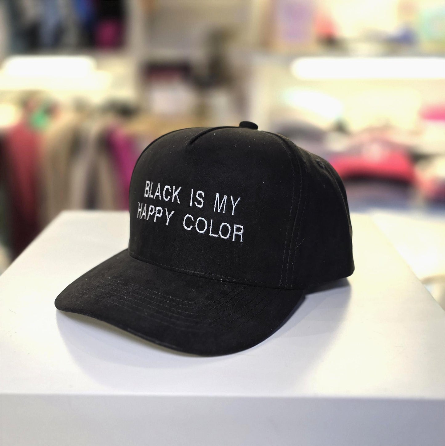 Gorra de gamuza "Black Is My Happy Color"