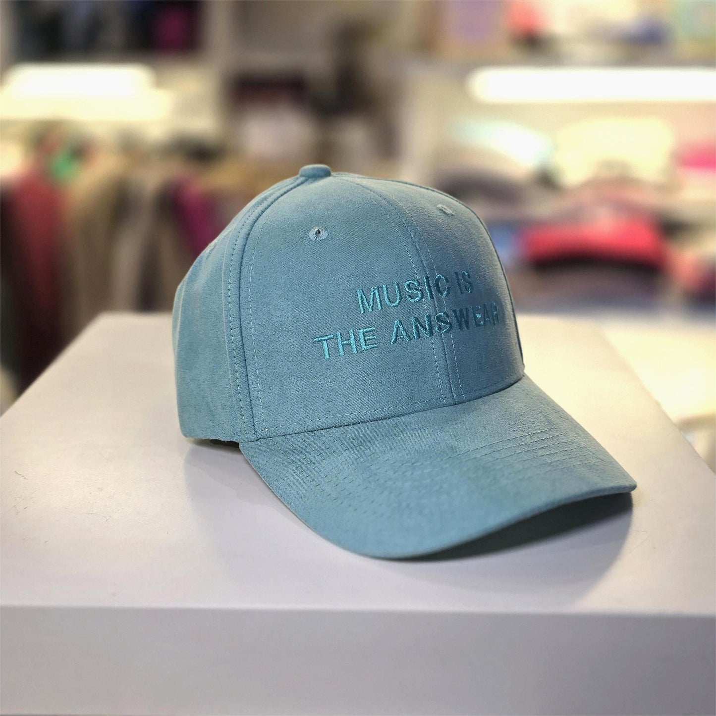 Gorra de gamuza "Music is the Answer"