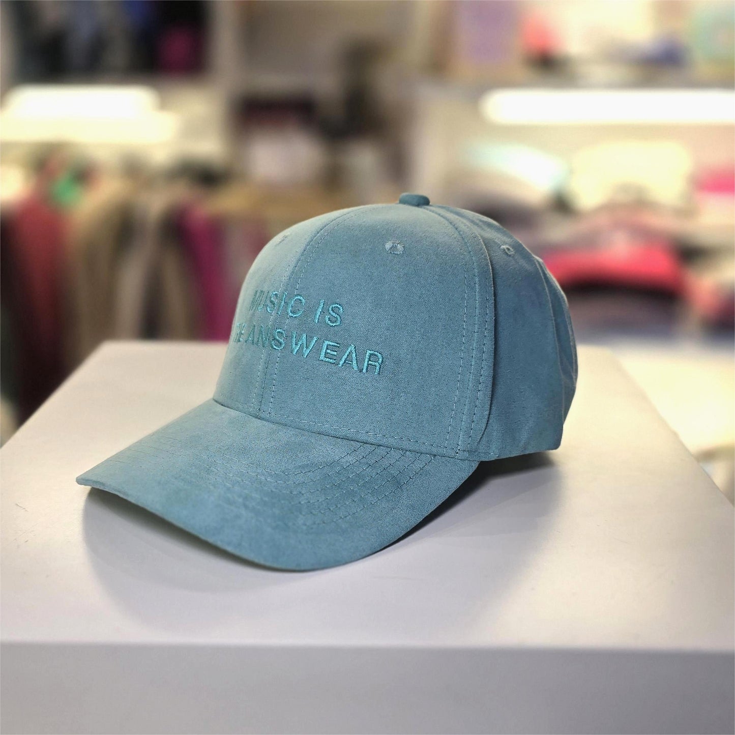 Gorra de gamuza "Music is the Answer"