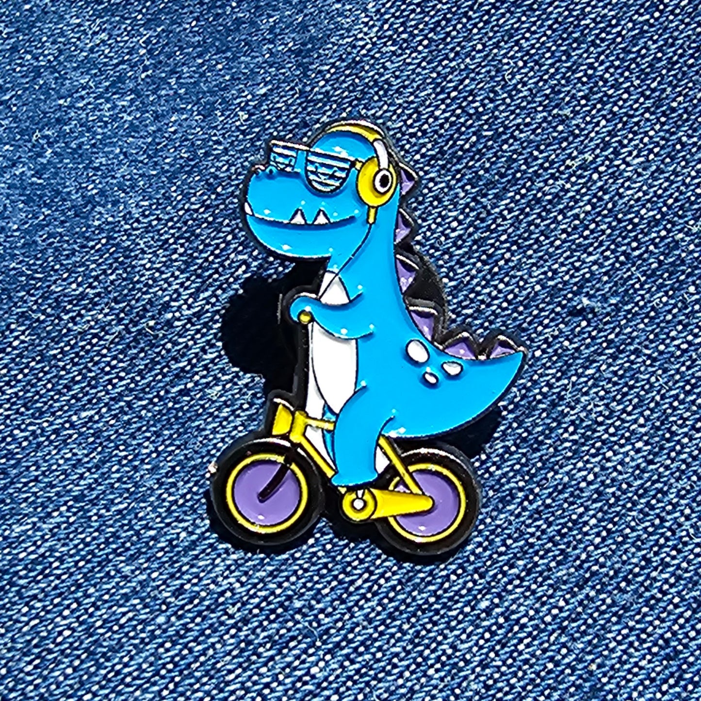 Pin Dino En Bici