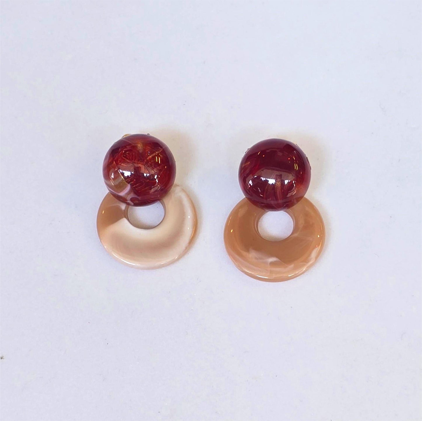 Aretes acrílicos – Esferas vino y aros nude