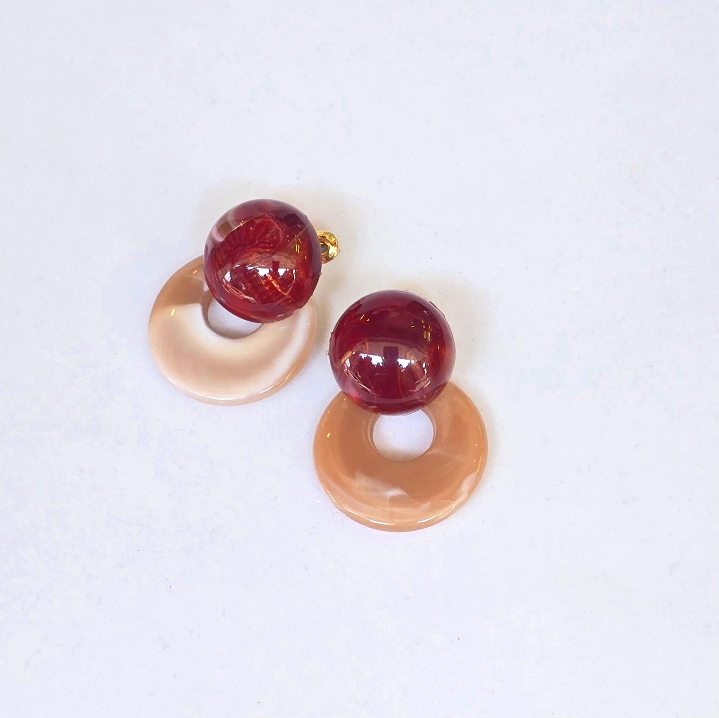 Aretes acrílicos – Esferas vino y aros nude
