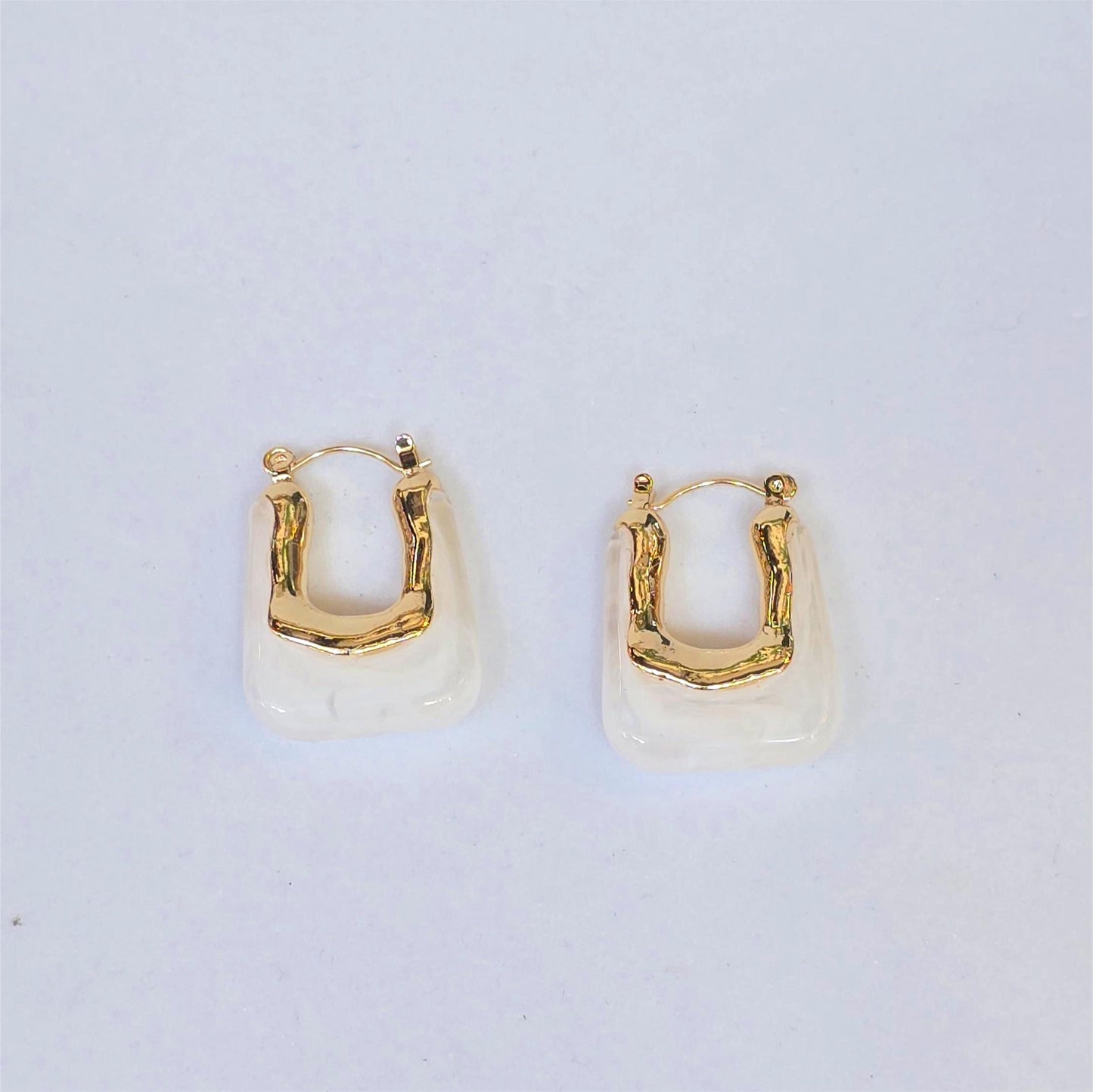 Aretes en U – Blanco mármol & dorado orgánico