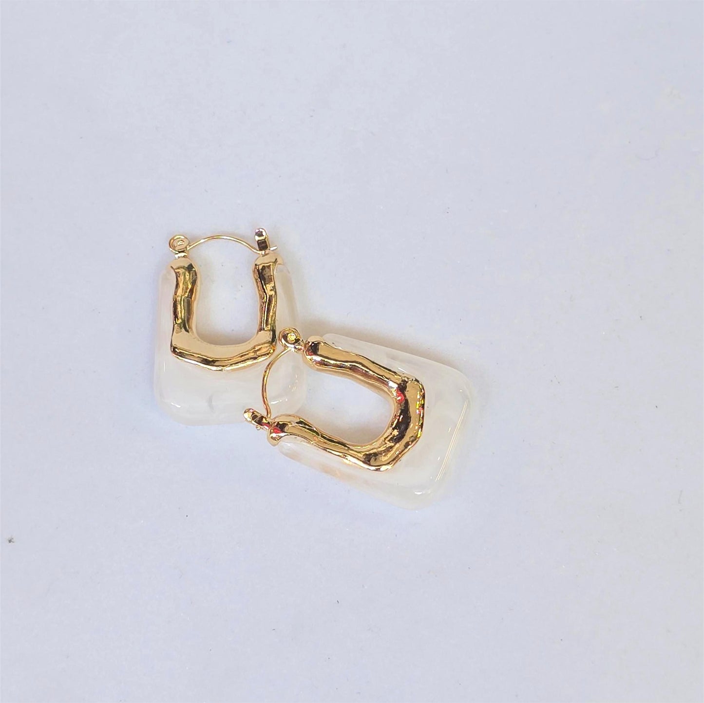 Aretes en U – Blanco mármol & dorado orgánico