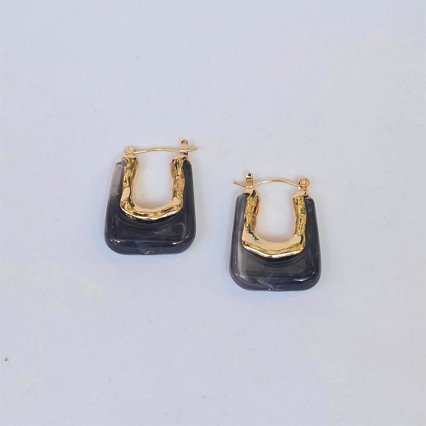 Aretes en U – Negro mármol & dorado orgánico