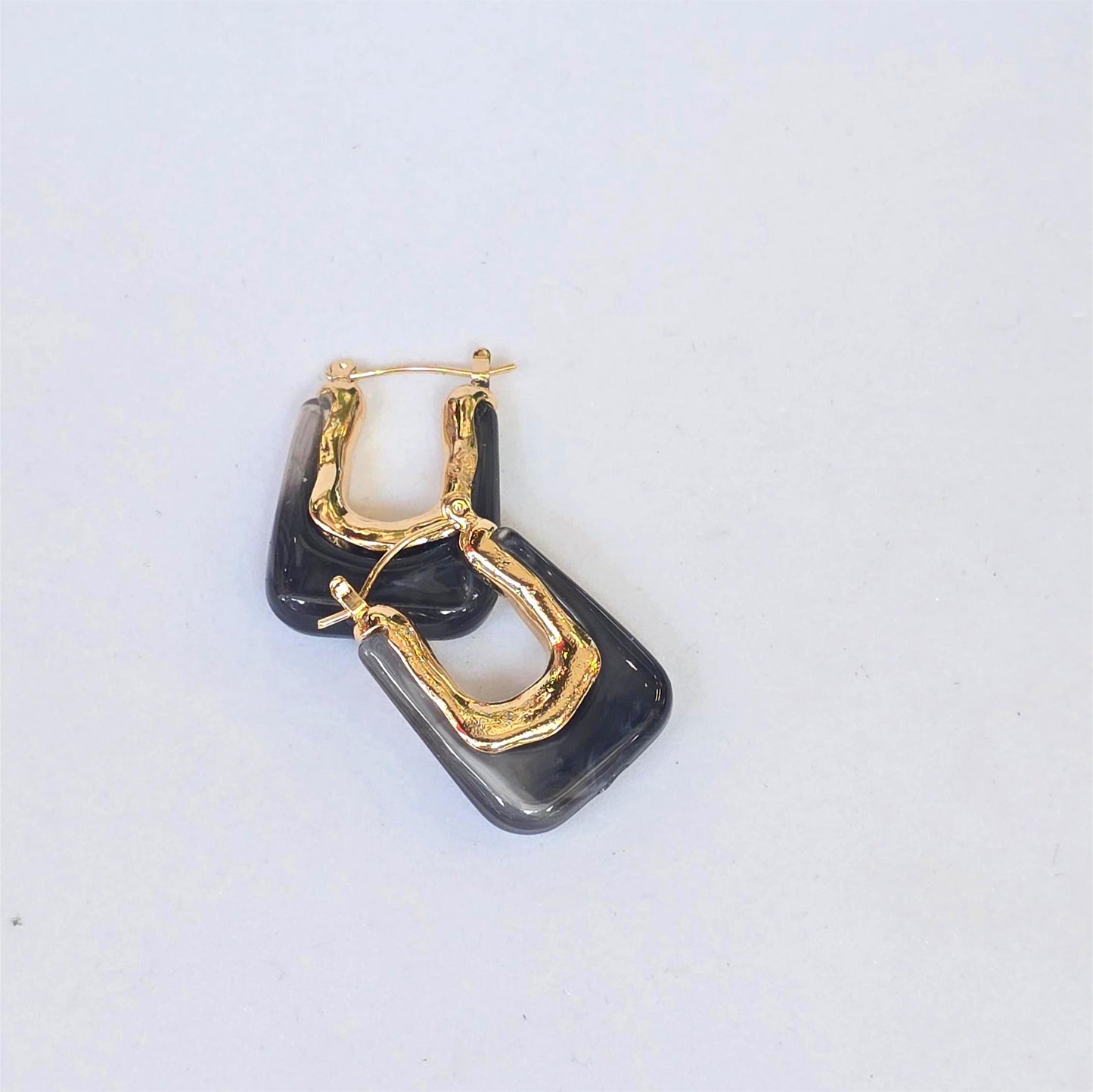 Aretes en U – Negro mármol & dorado orgánico