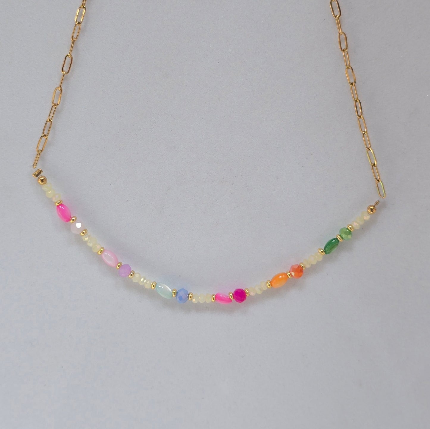 Collar arcoíris suave con cuentas alargadas 🌈