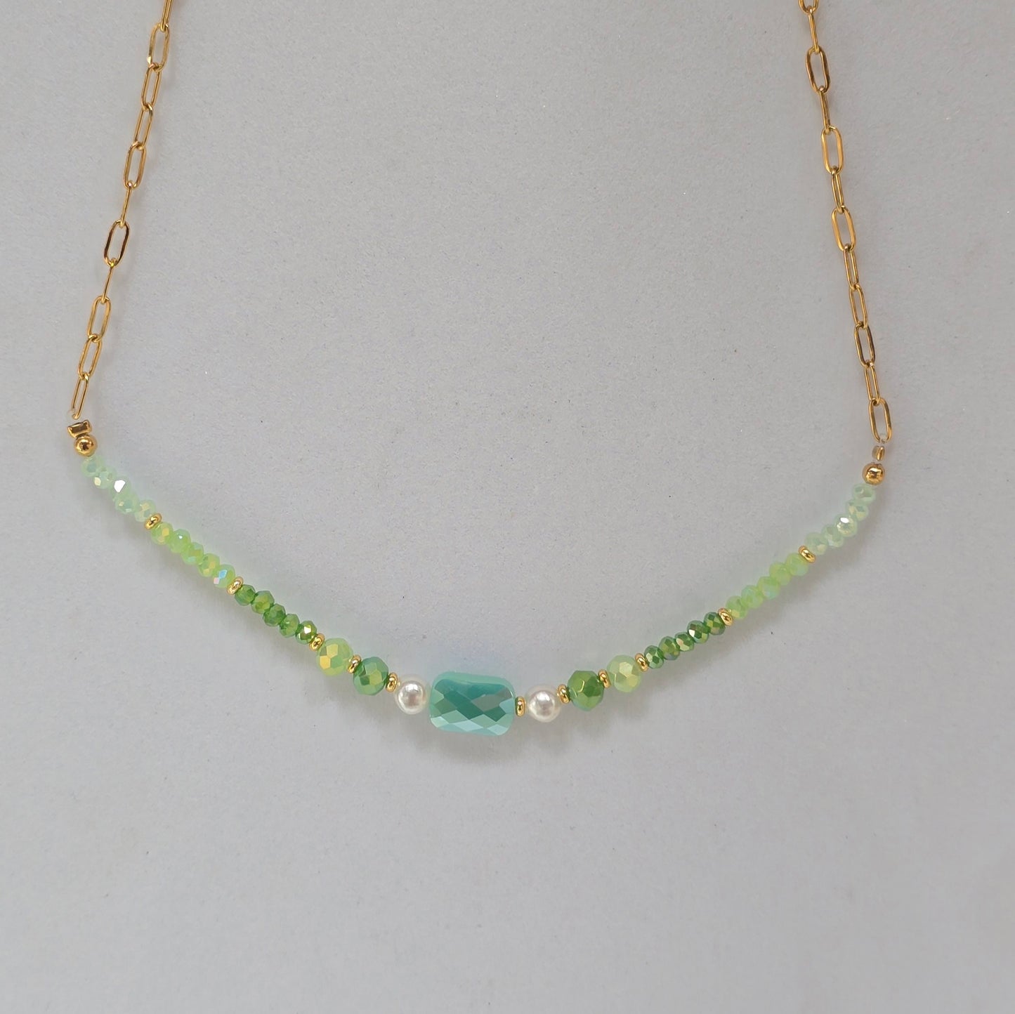 Collar verde con centro facetado