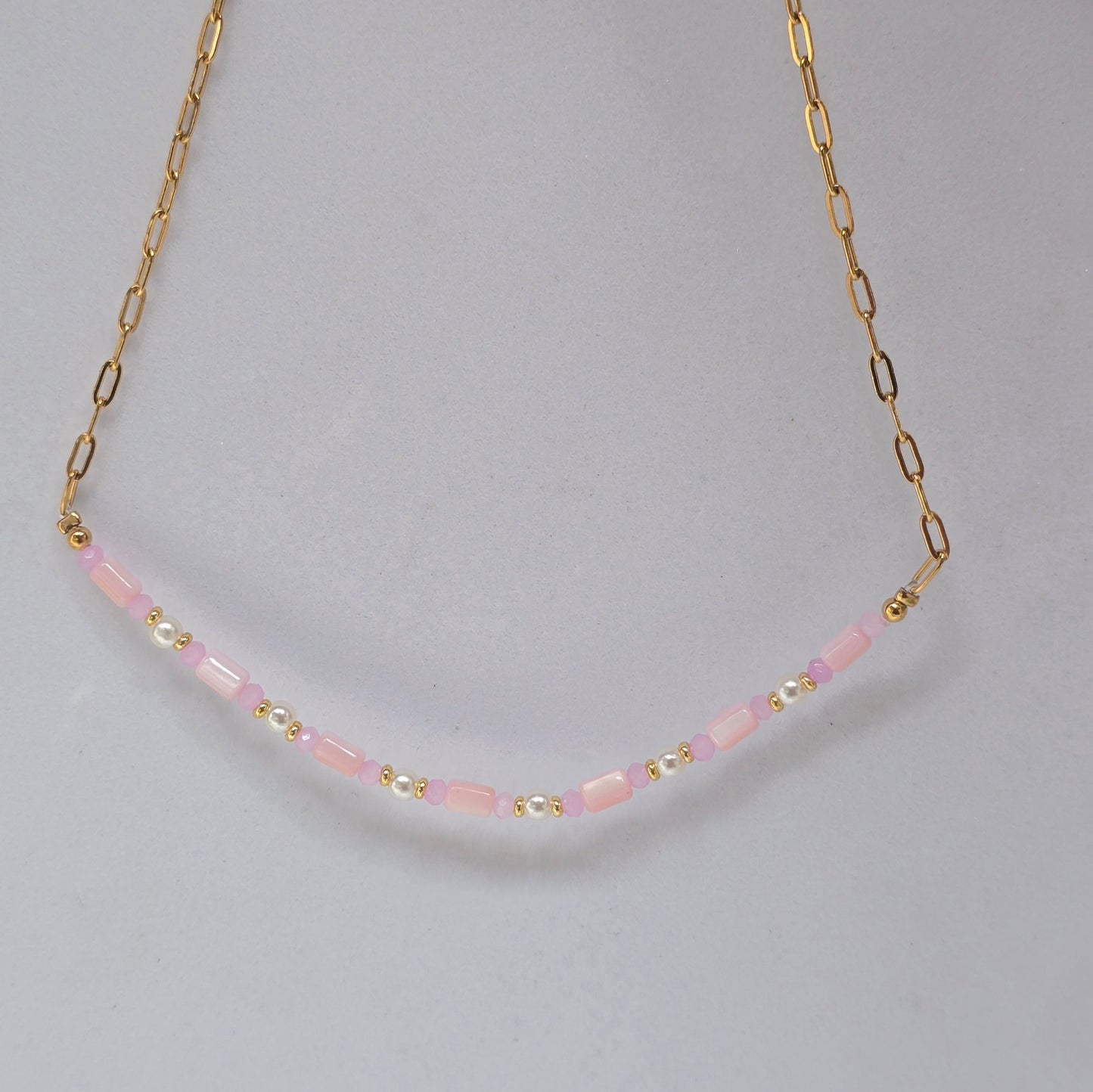Collar rosa pastel con perlas y dorado 🎀