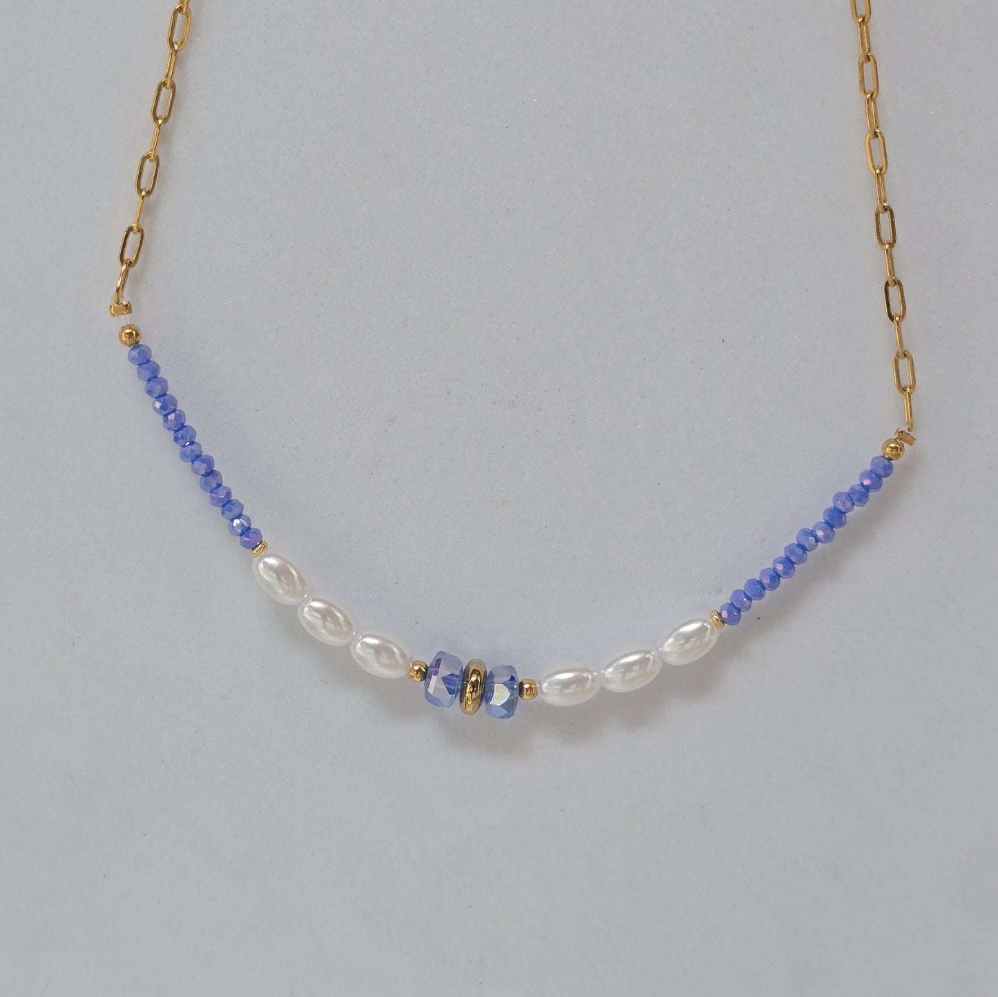 Collar azul y perlas con detalle central 💙