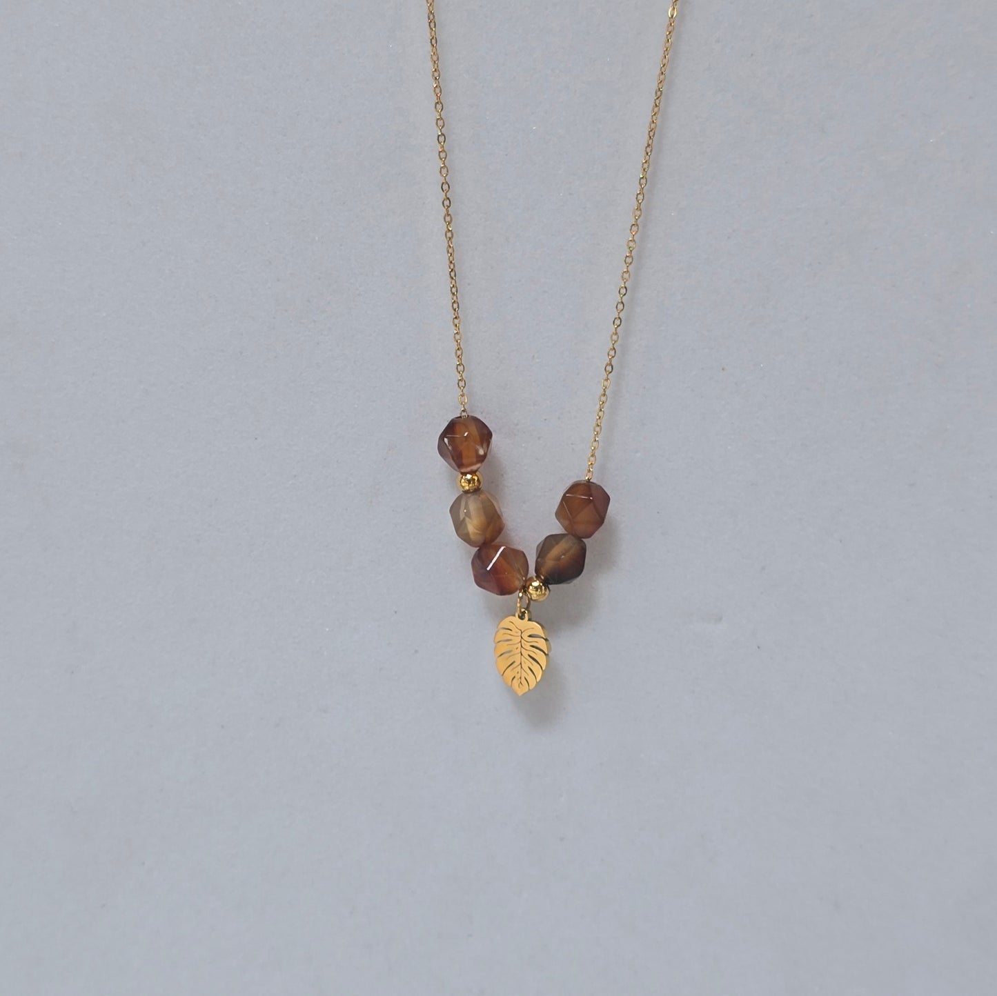 Collar hoja dorada con tonos tierra 🍂