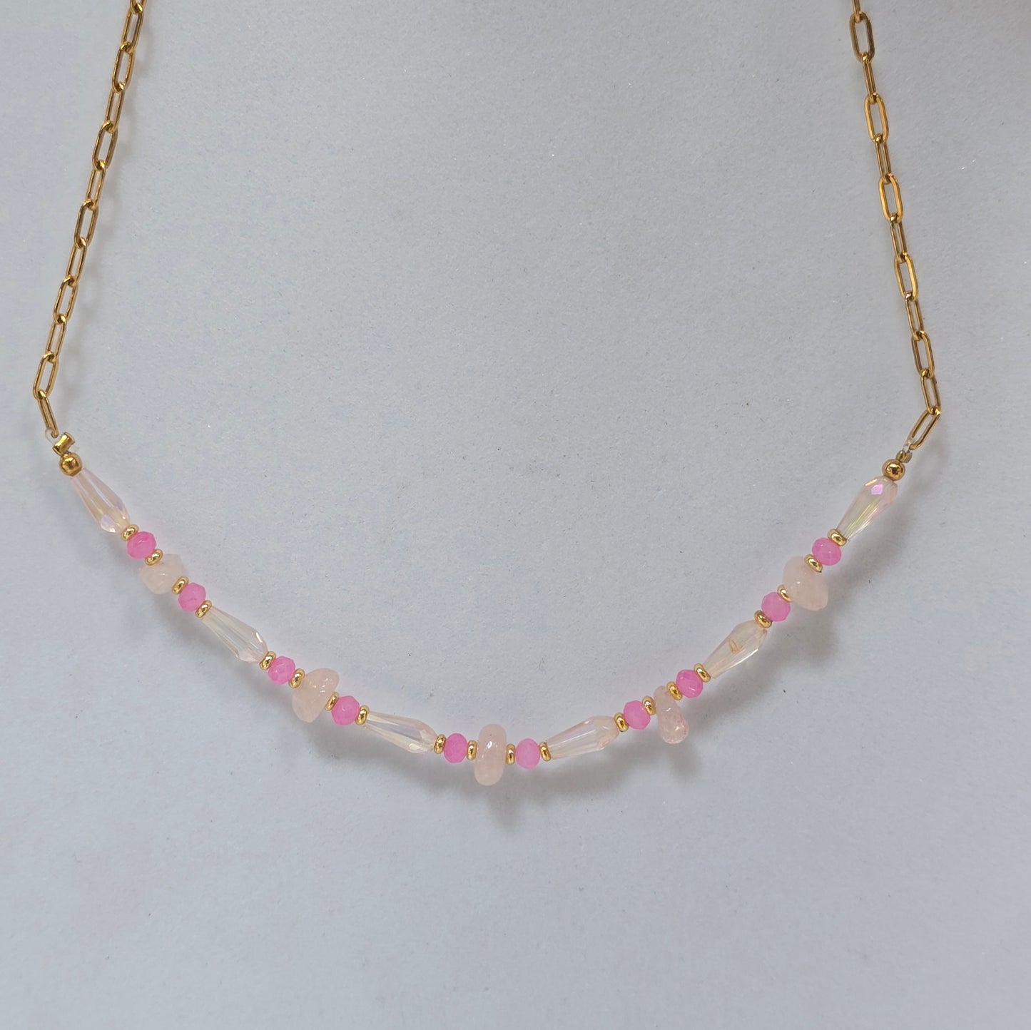 Collar cuarzo rosa con acentos rosas más fuertes 🌸