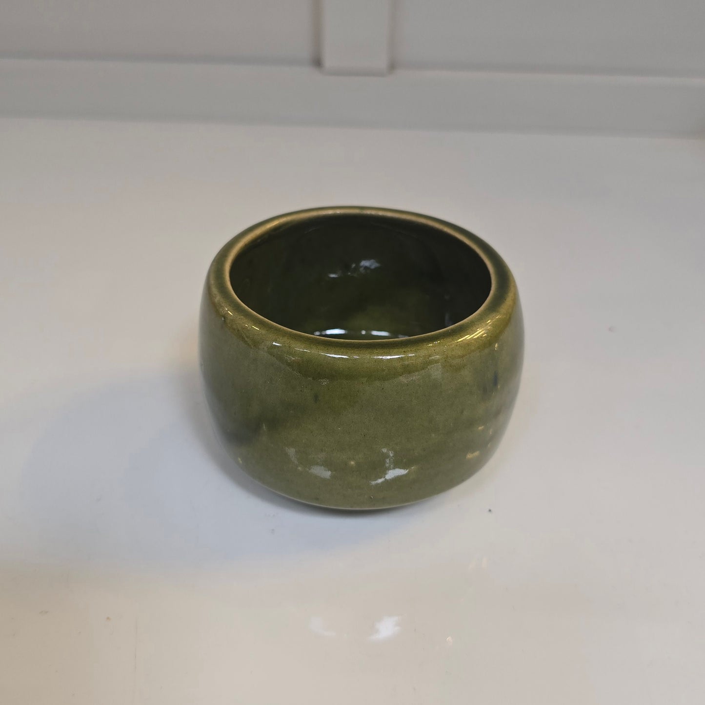 Maceta Verde Olivo – Dulce, sobria y con mucha actitud 🌿✨