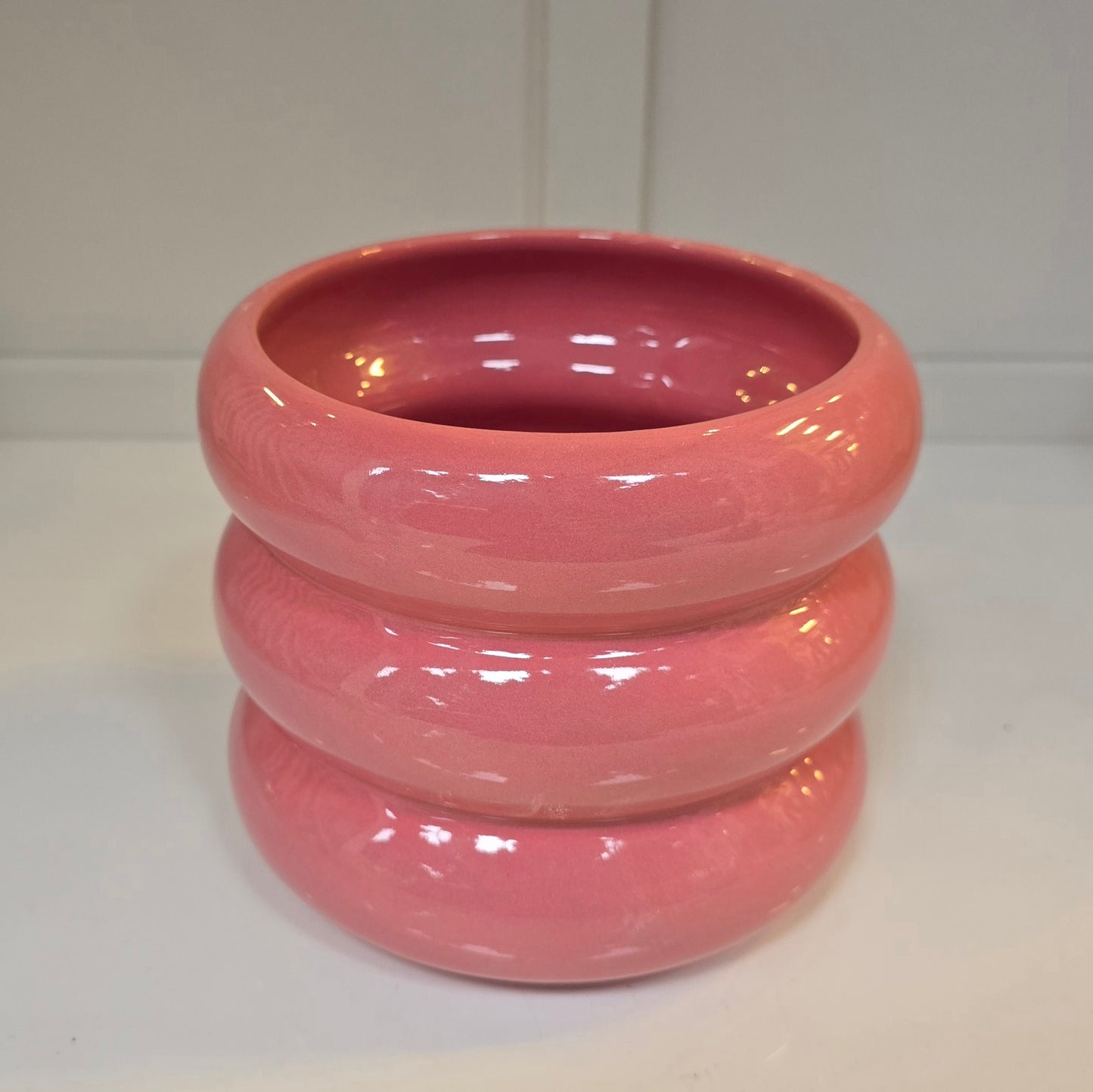 Maceta Ondulada Rosa Coral – Dulce, audaz y con alma de diseño 🍓💗
