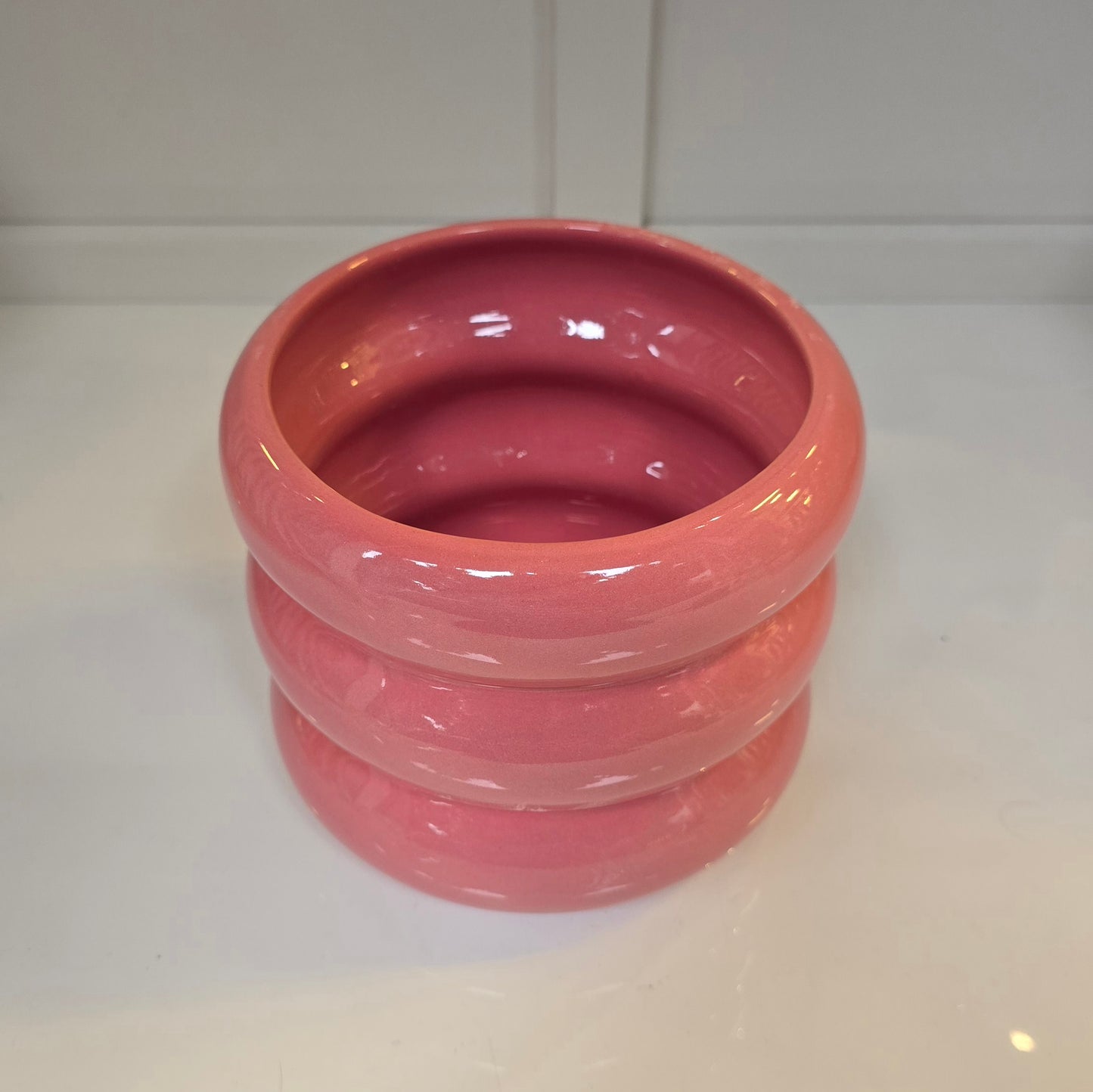 Maceta Ondulada Rosa Coral – Dulce, audaz y con alma de diseño 🍓💗