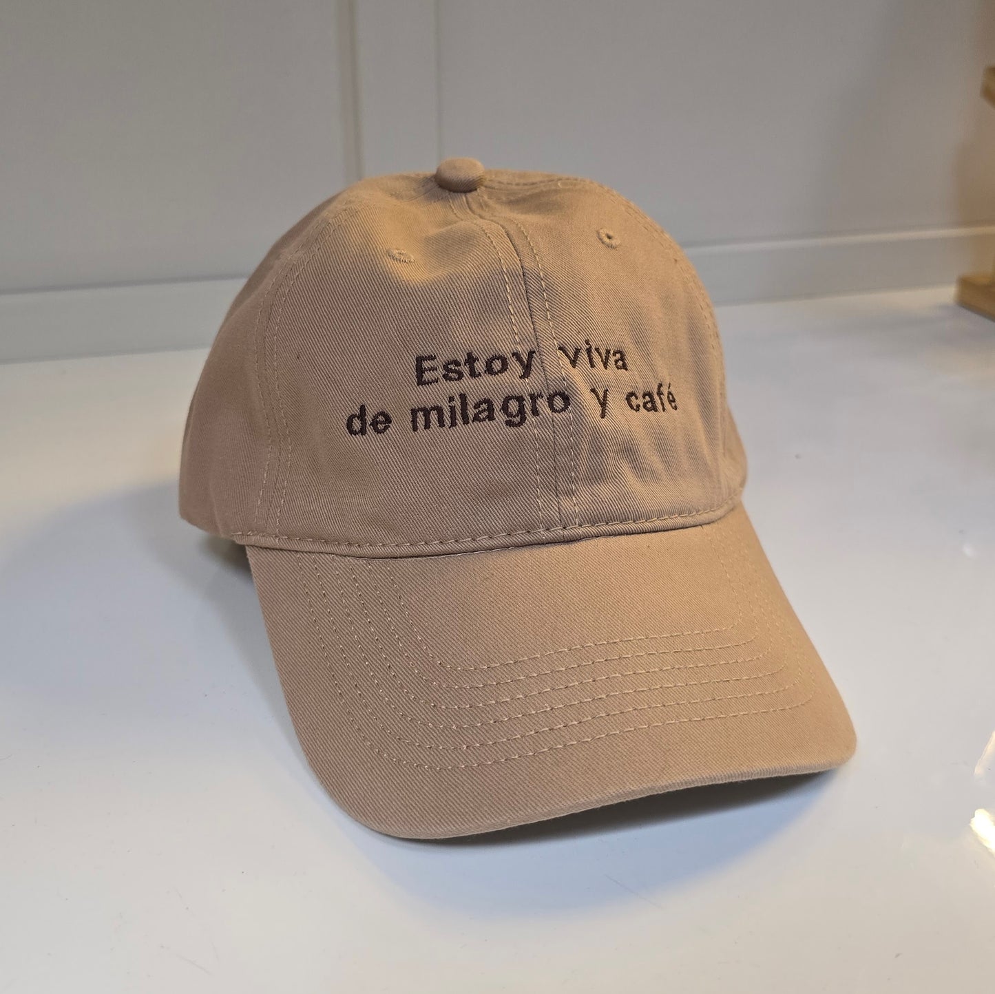 ☕ Gorra “Estoy viva de milagro y café”