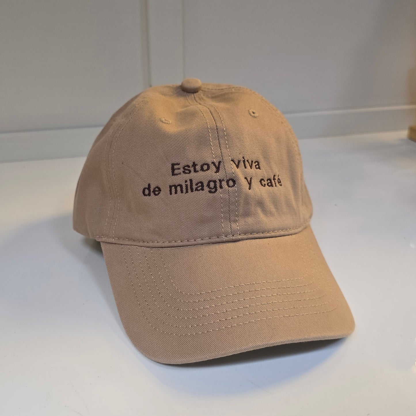 ☕ Gorra “Estoy viva de milagro y café”