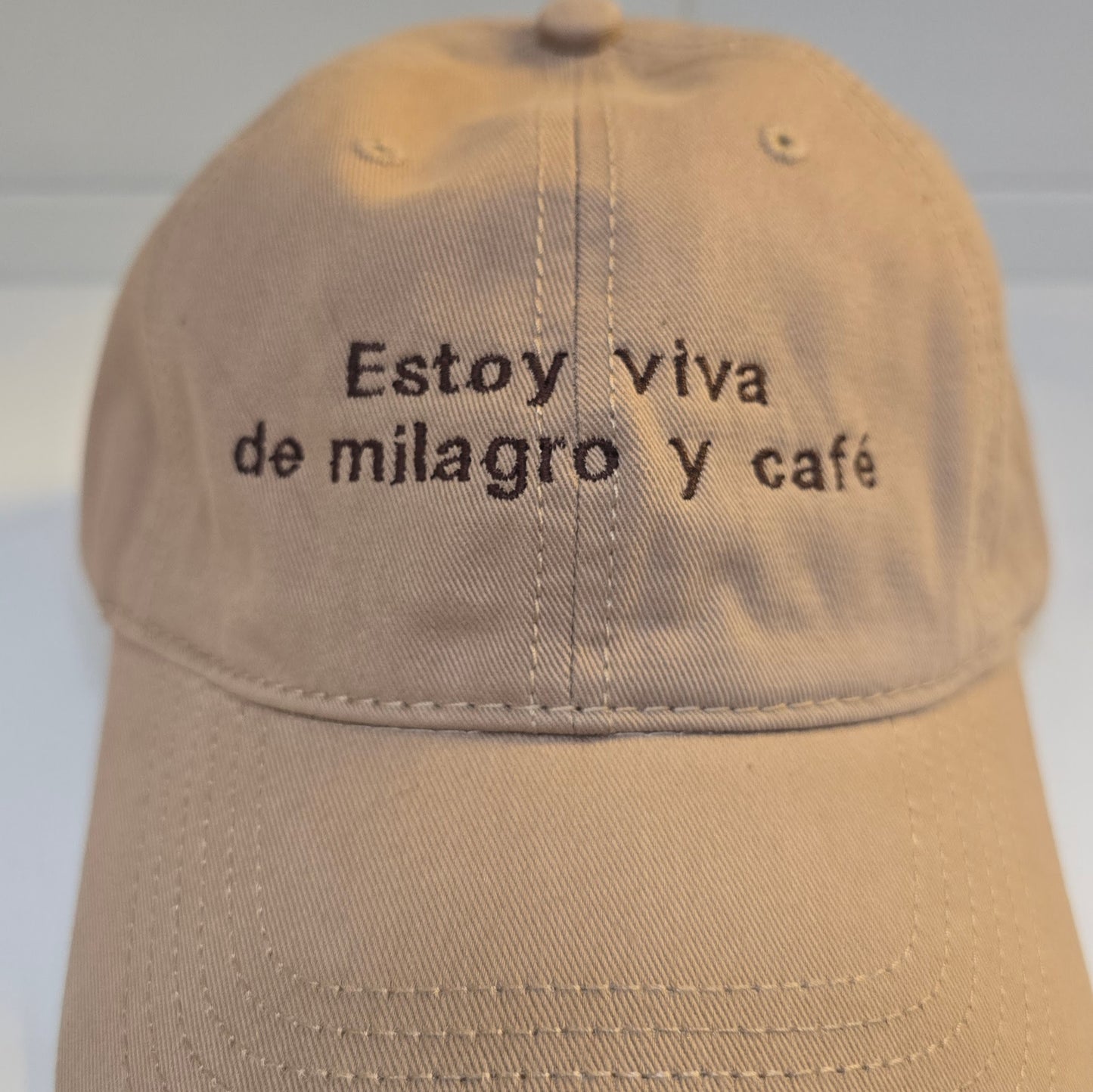 ☕ Gorra “Estoy viva de milagro y café”