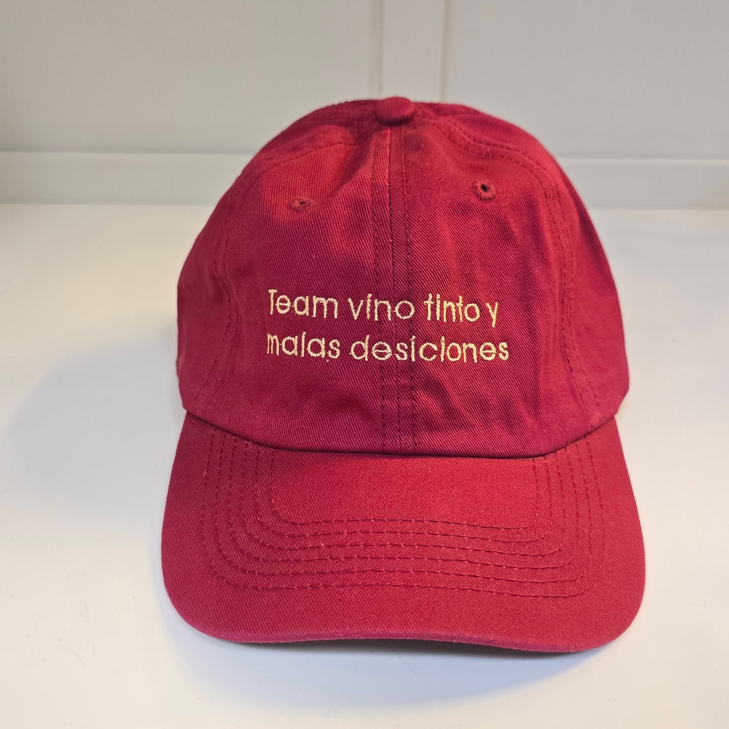 🍷 Gorra vino – “Team vino tinto y malas decisiones”