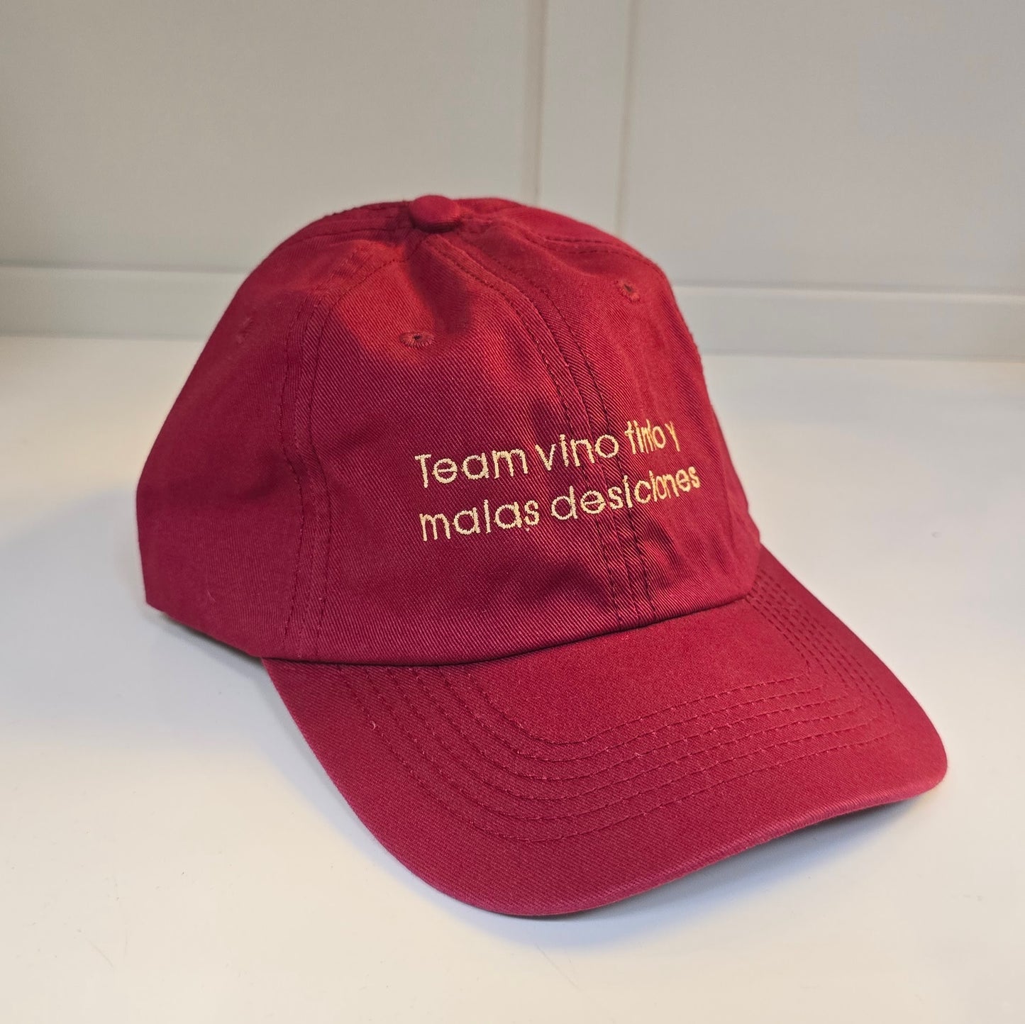 🍷 Gorra vino – “Team vino tinto y malas decisiones”