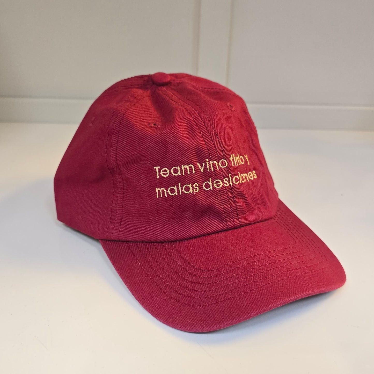 🍷 Gorra vino – “Team vino tinto y malas decisiones”