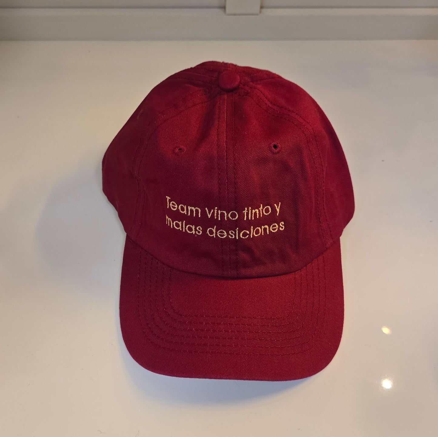 🍷 Gorra vino – “Team vino tinto y malas decisiones”