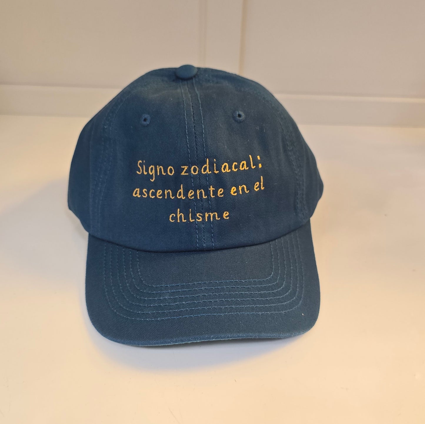 ✨ Gorra “Signo zodiacal: ascendente en el chisme”