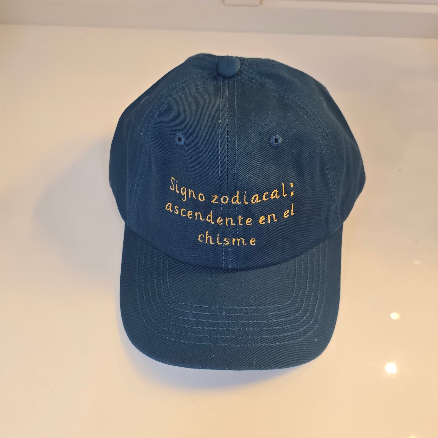 ✨ Gorra “Signo zodiacal: ascendente en el chisme”