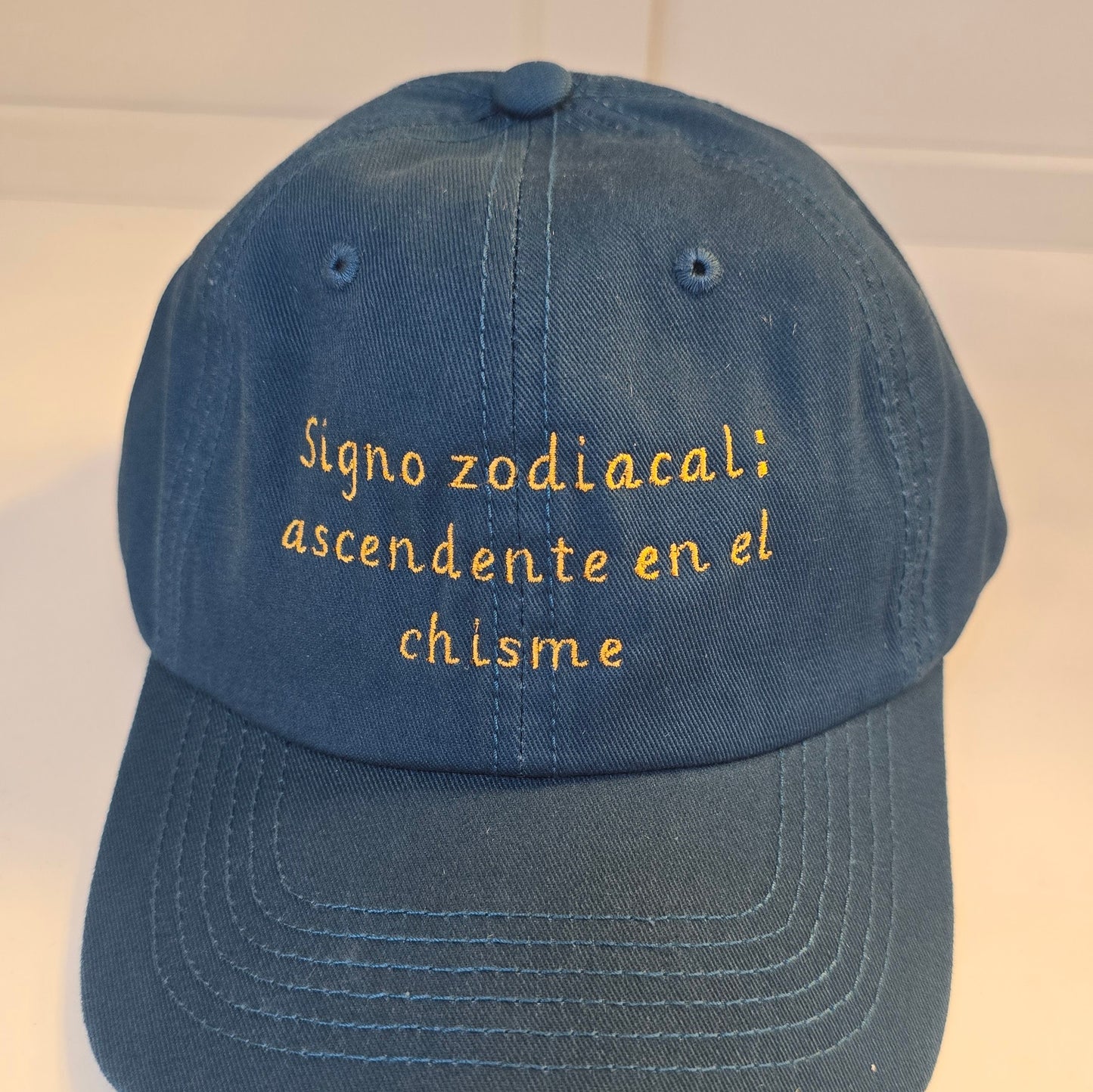 ✨ Gorra “Signo zodiacal: ascendente en el chisme”