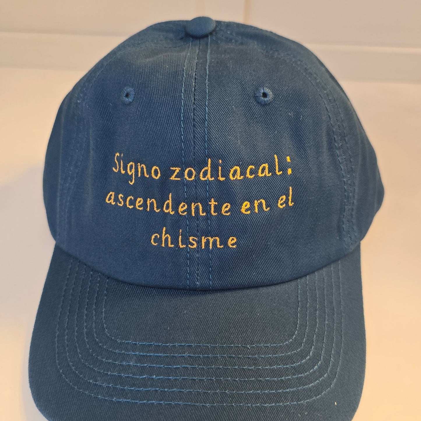 ✨ Gorra “Signo zodiacal: ascendente en el chisme”