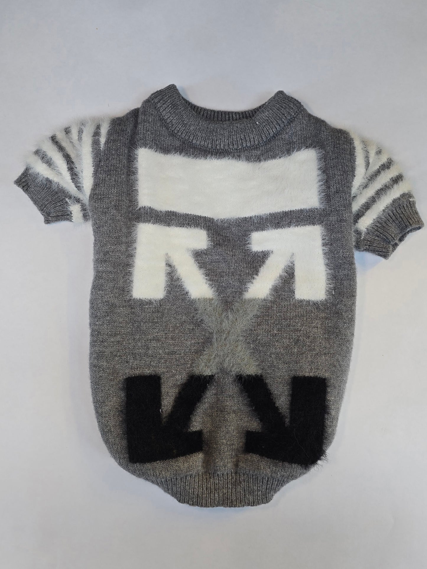 ➡️ Suéter gris con flechas (estilo streetwear)