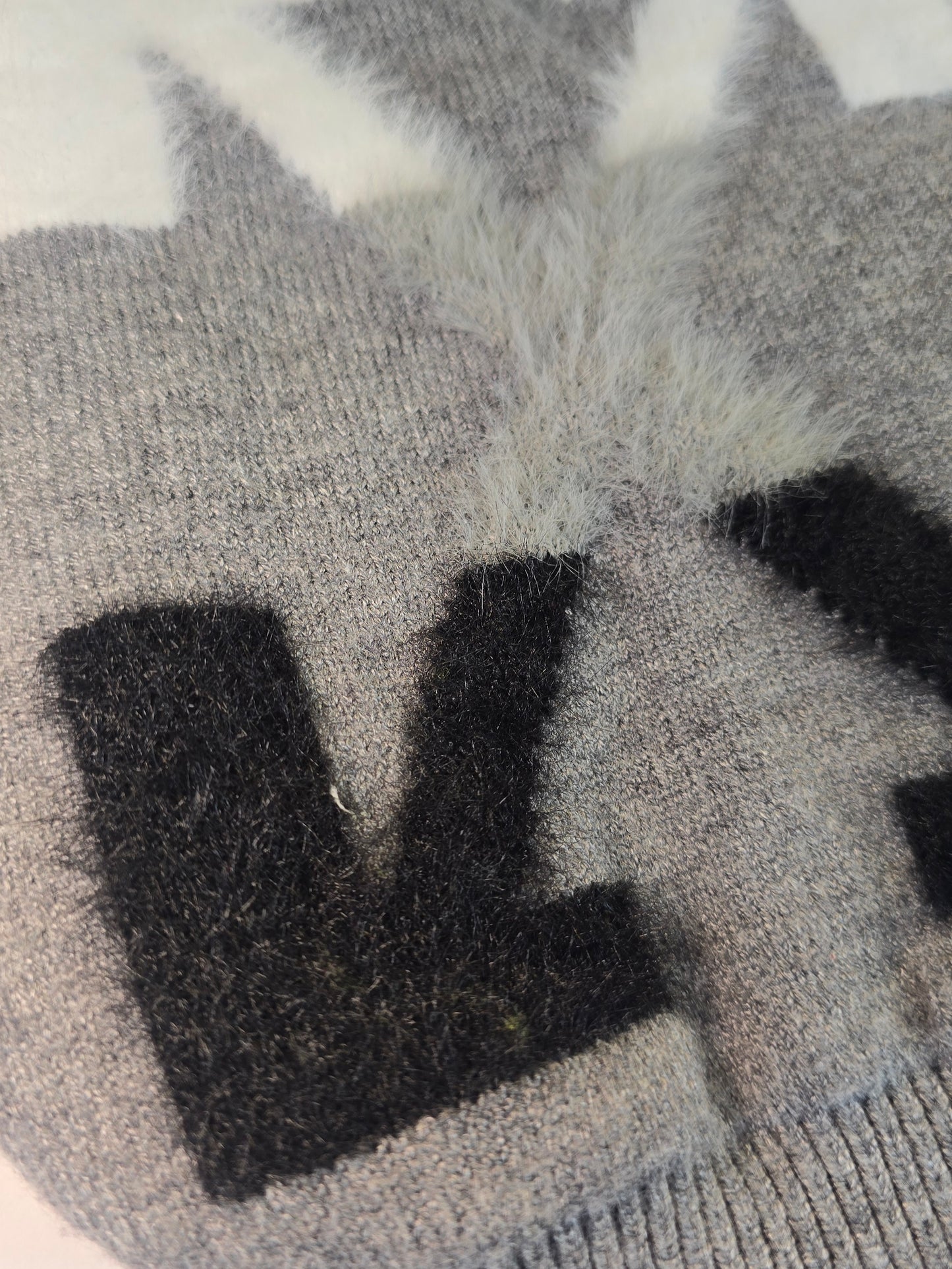 ➡️ Suéter gris con flechas (estilo streetwear)