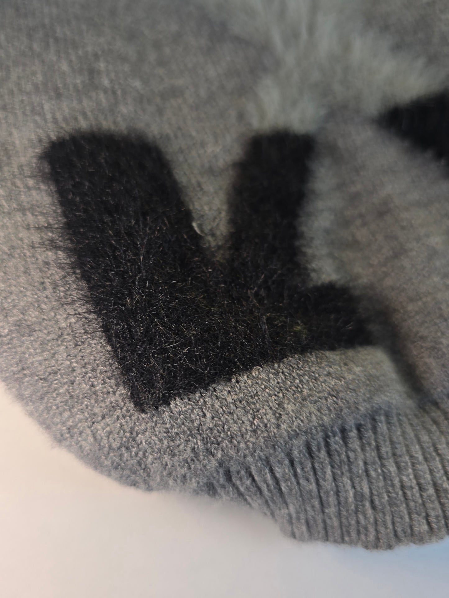 ➡️ Suéter gris con flechas (estilo streetwear)