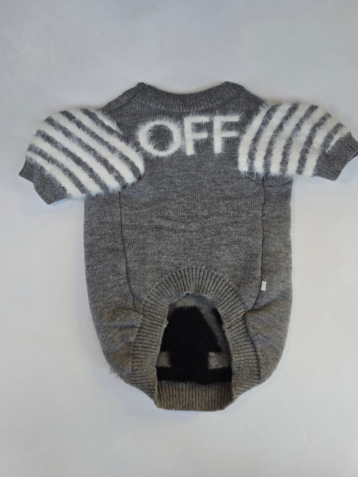 ➡️ Suéter gris con flechas (estilo streetwear)