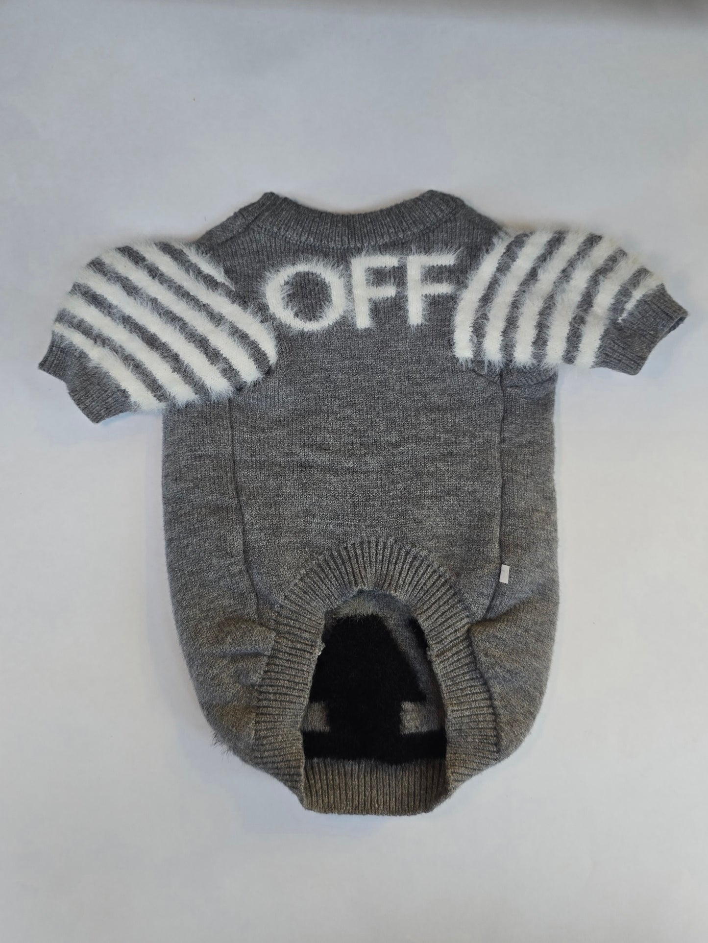 ➡️ Suéter gris con flechas (estilo streetwear)