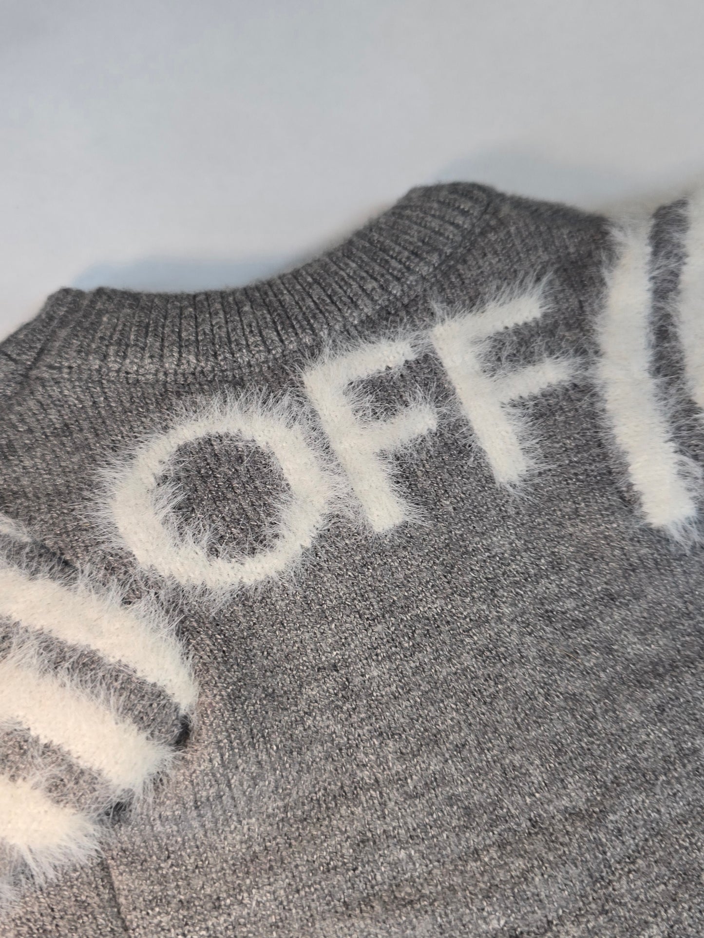 ➡️ Suéter gris con flechas (estilo streetwear)