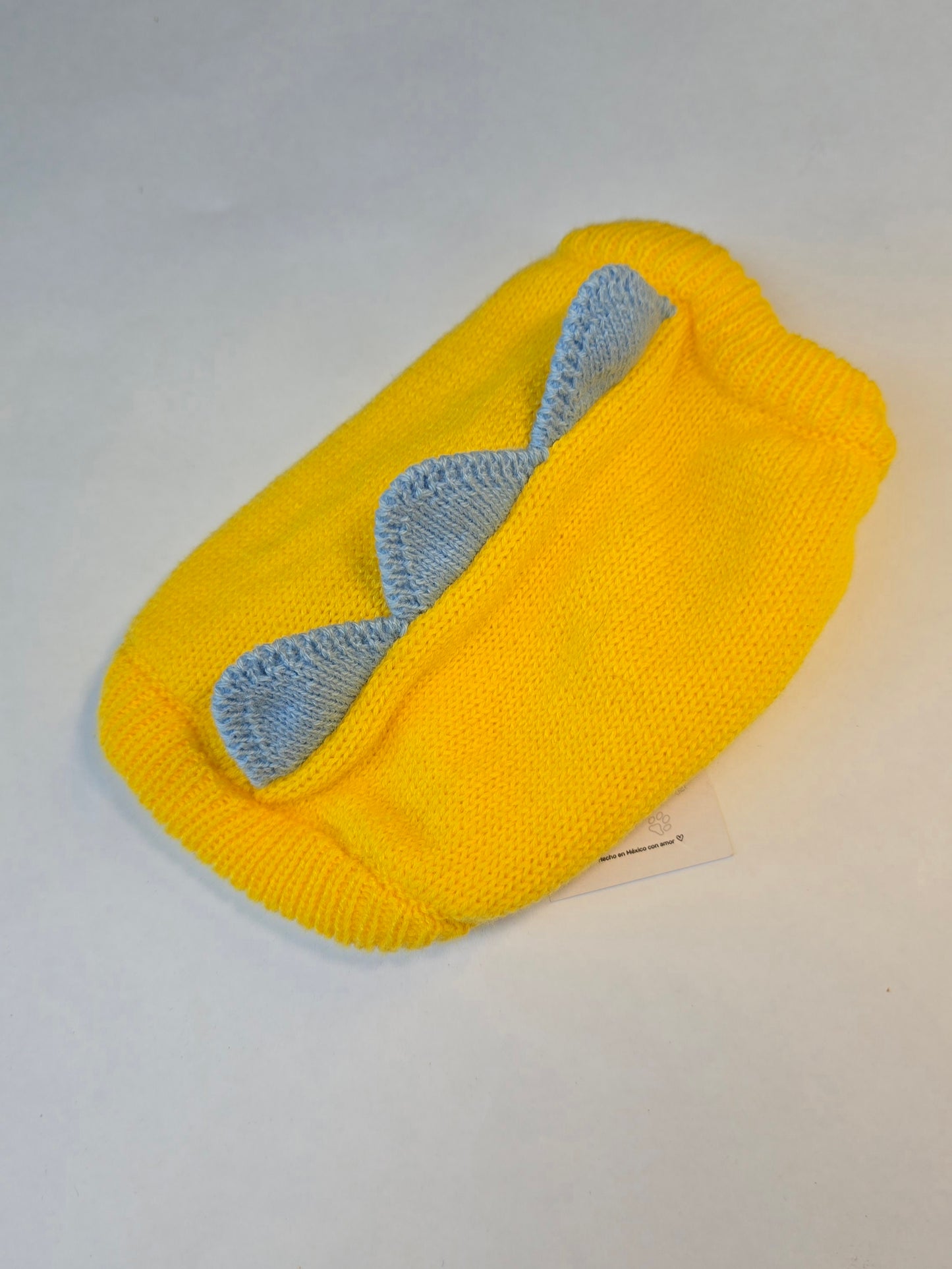 🦖 Suéter amarillo con escamas azules (estilo dinosaurio)