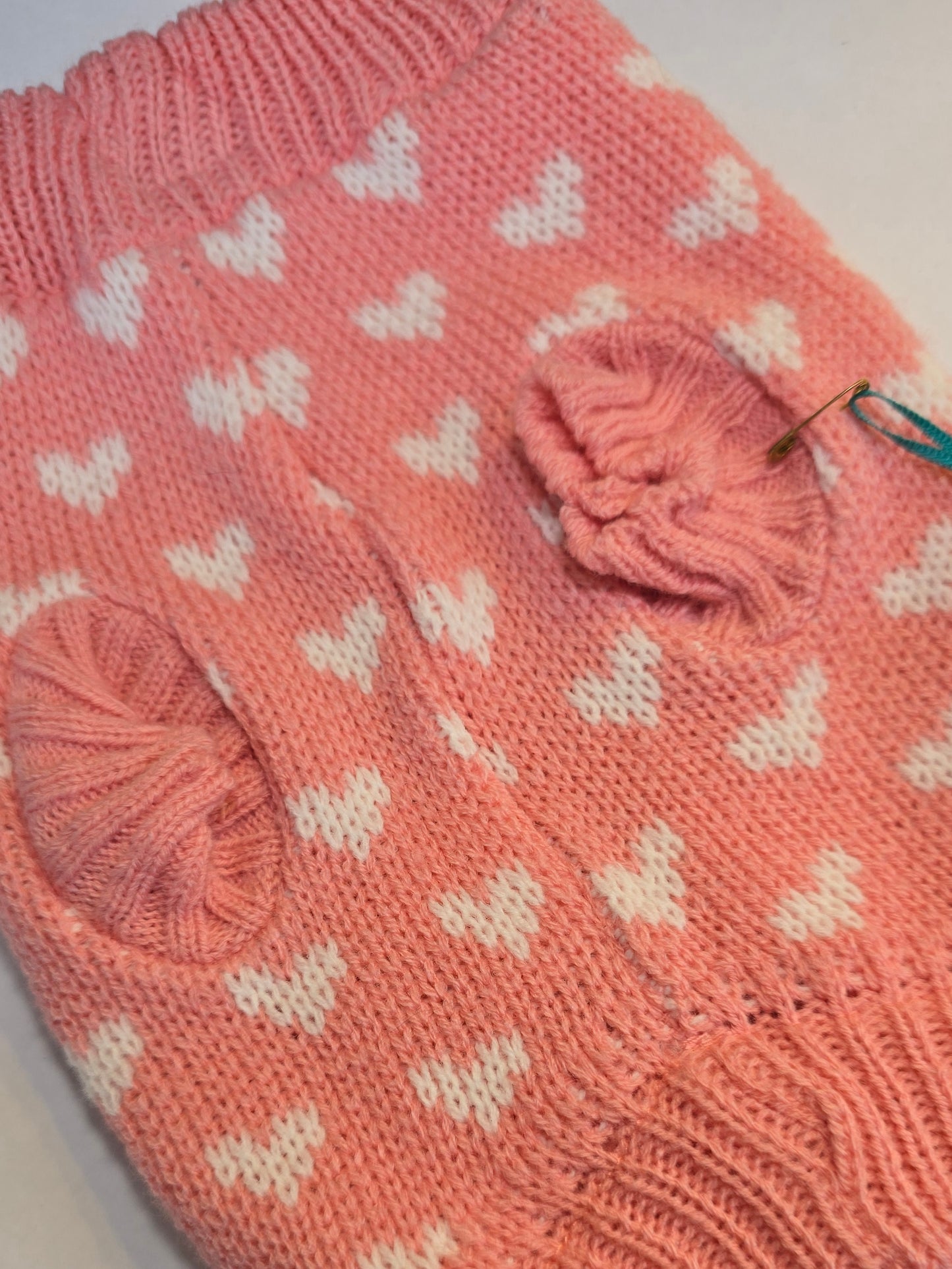 💕 Suéter rosa con corazones blancos